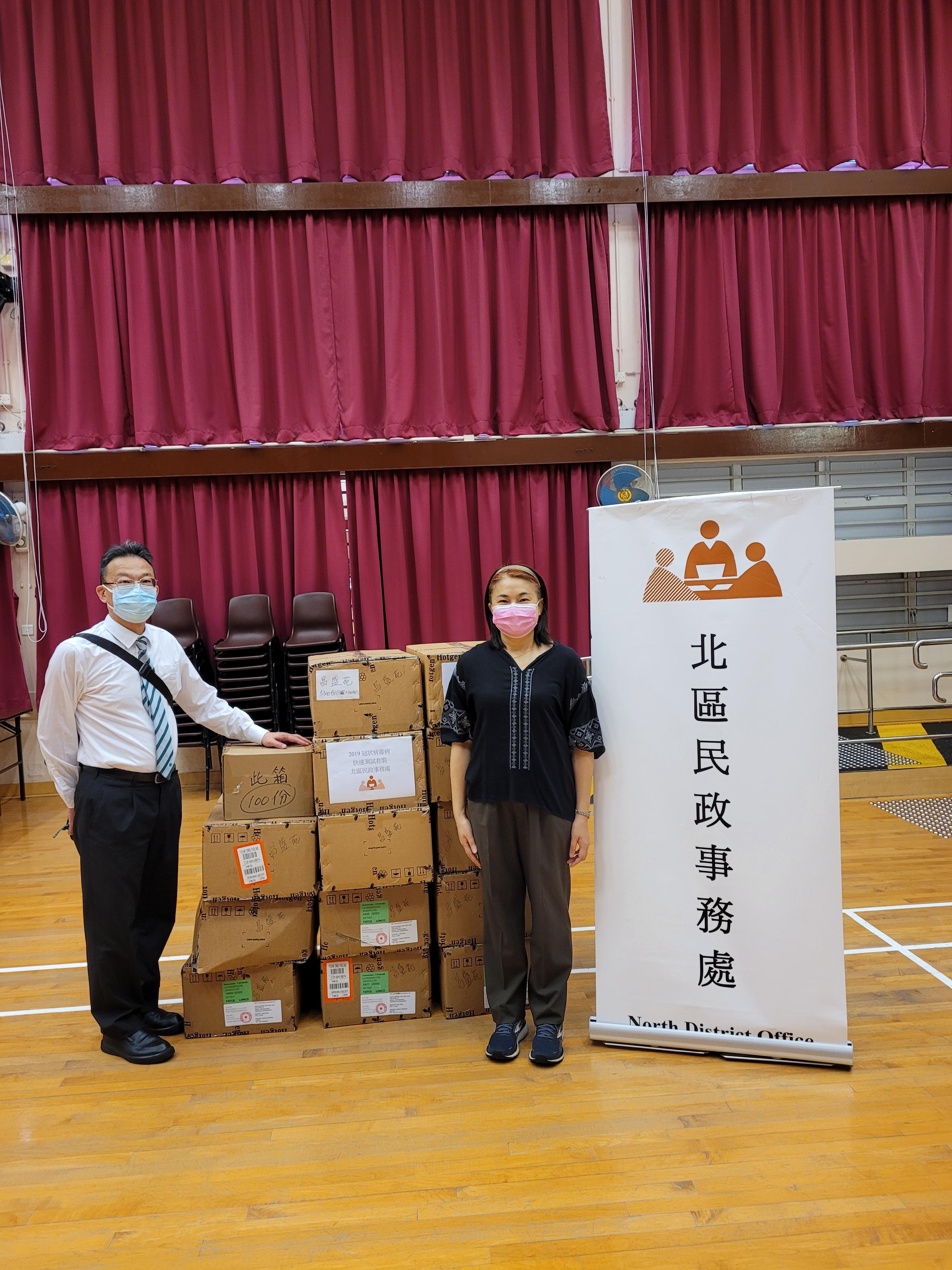 The North District Office today (March 15) distributed COVID-19 rapid test kits to households, cleansing workers and property management staff living and working in Cheong Shing Court for voluntary testing through the property management company.

