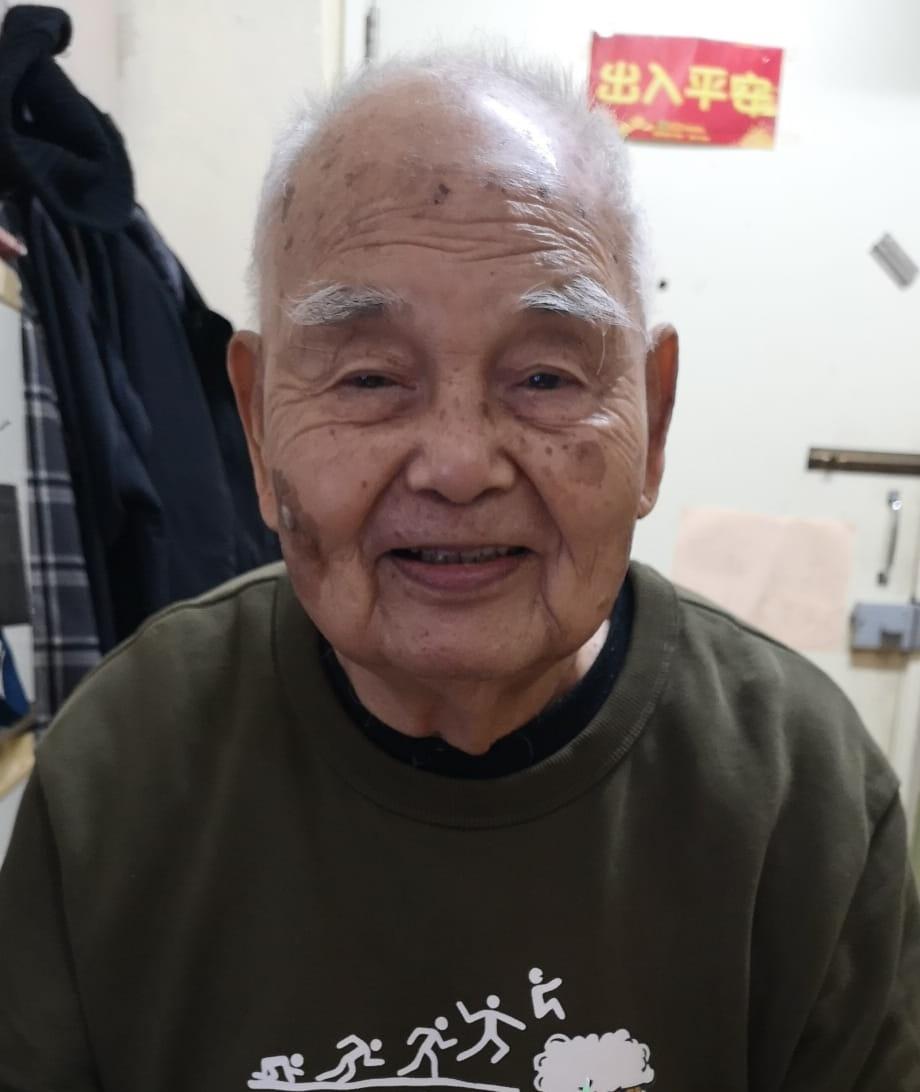 Pang Siu-tong, aged 89, is about 1.6 metres tall, 80 kilograms in weight and of fat build. He has a square face with yellow complexion and short white hair. He was last seen wearing a black jacket, light colour trousers, dark colour shoes and carrying a black shoulder bag.