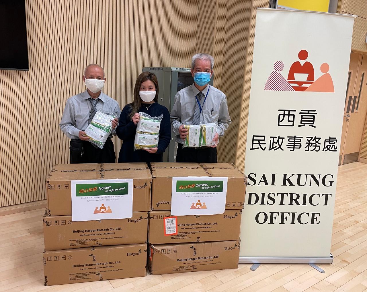 The Sai Kung District Office distributed COVID-19 rapid test kits to households, cleansing workers and property management staff living and working in Kin Ming Estate for voluntary testing through the property management company.