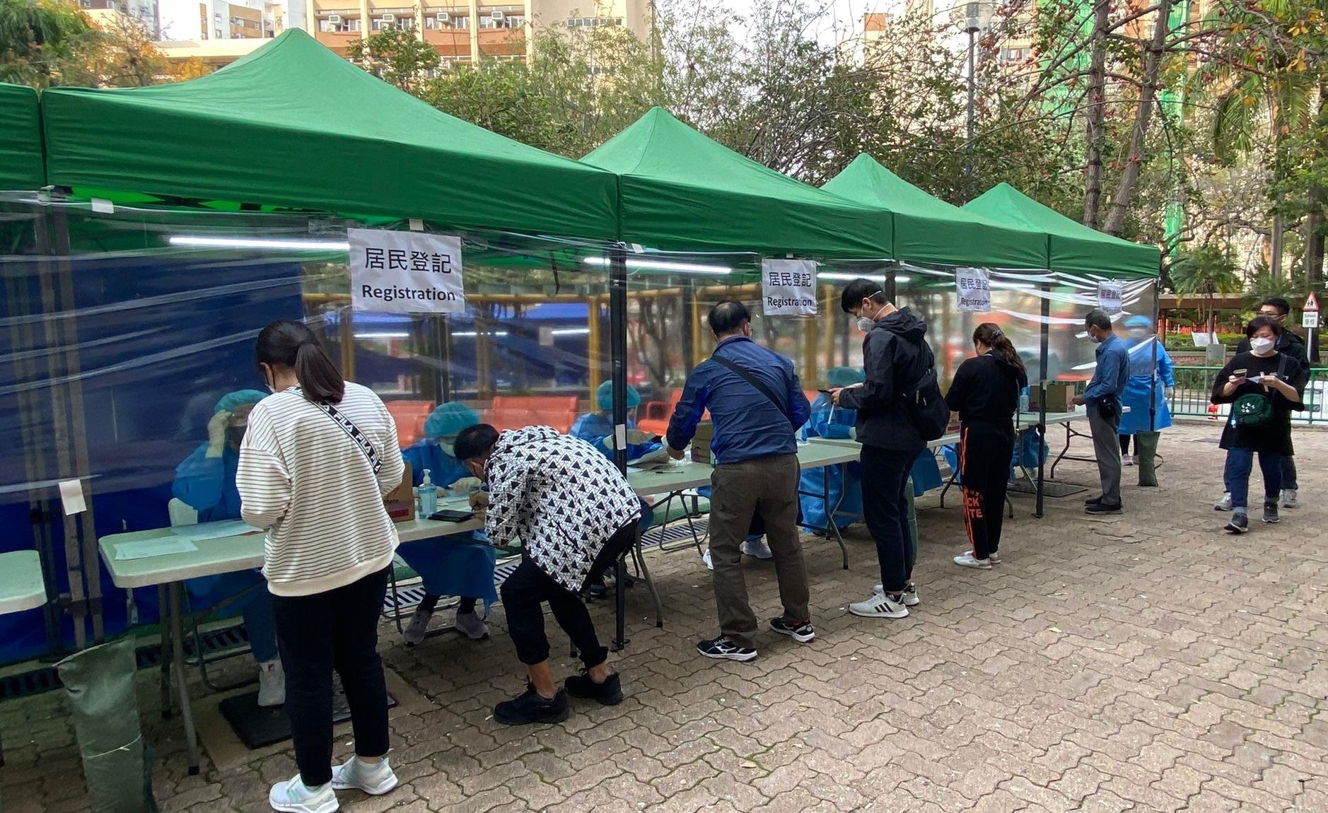 The Government yesterday (March 16) made a "restriction-testing declaration" and issued a compulsory testing notice in respect of the specified "restricted area" in Tip Yee House, Butterfly Estate, Tuen Mun, under which people within the specified "restricted area" were required to stay in their premises and undergo compulsory testing. Photo shows staff members of the Inland Revenue Department helping residents to register for undergoing testing.