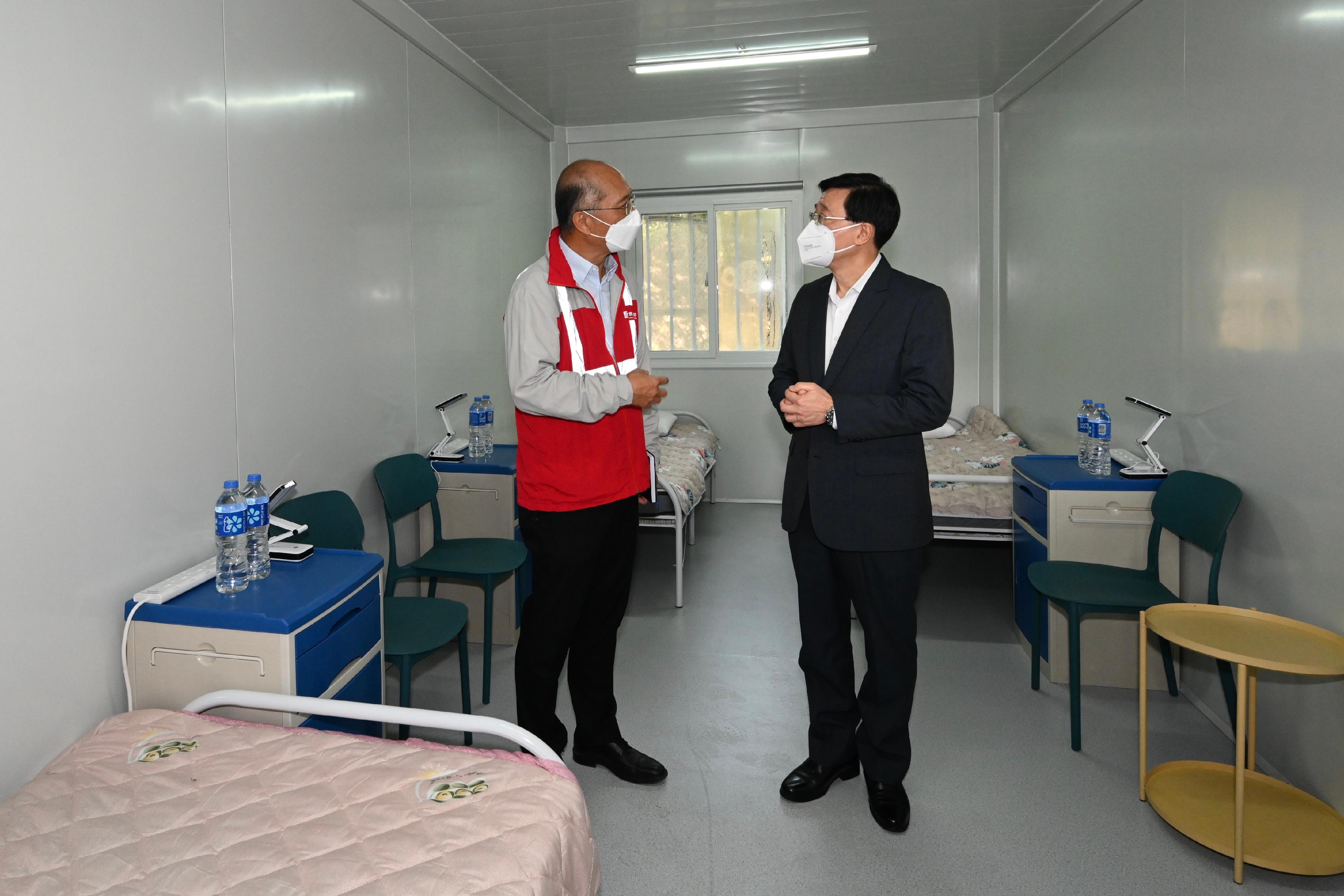 The Chief Secretary for Administration, Mr John Lee, this morning (March 17) visited the fifth community isolation facility constructed with Mainland support near Kai Pak Ling Road at Hung Shui Kiu in Yuen Long. Photo shows Mr Lee (right), accompanied by a representative of the contractor, touring a newly constructed unit. 