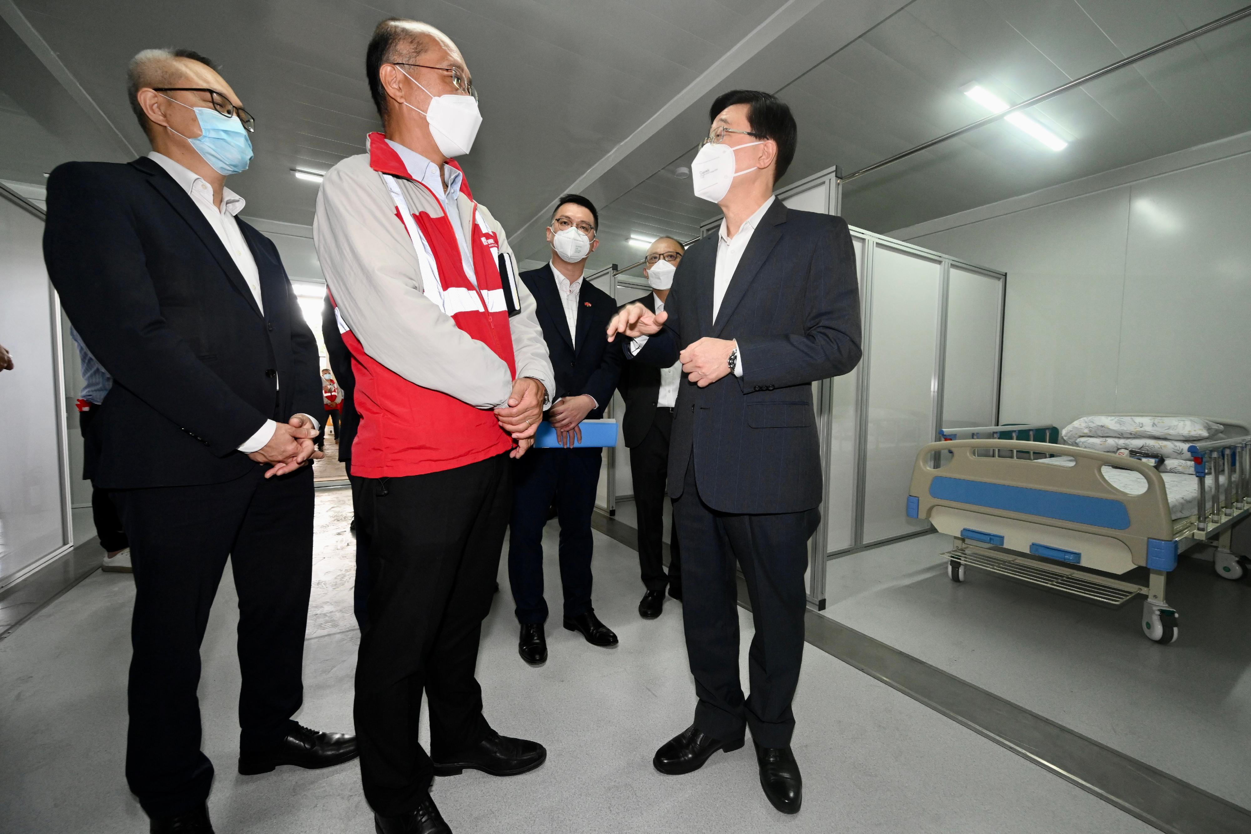 The Chief Secretary for Administration, Mr John Lee, this morning (March 17) visited the fifth community isolation facility constructed with Mainland support near Kai Pak Ling Road at Hung Shui Kiu in Yuen Long. Photo shows Mr Lee (first right), accompanied by a representative of the contractor, touring the newly constructed facilities of the elderly holding centre. Looking on are the Under Secretary for Food and Health, Dr Chui Tak-yi (first left); the Under Secretary for Labour and Welfare, Mr Ho Kai-ming (third left); and the Assistant Director of Social Welfare (Elderly), Mr Tan Tick-yee (second right).