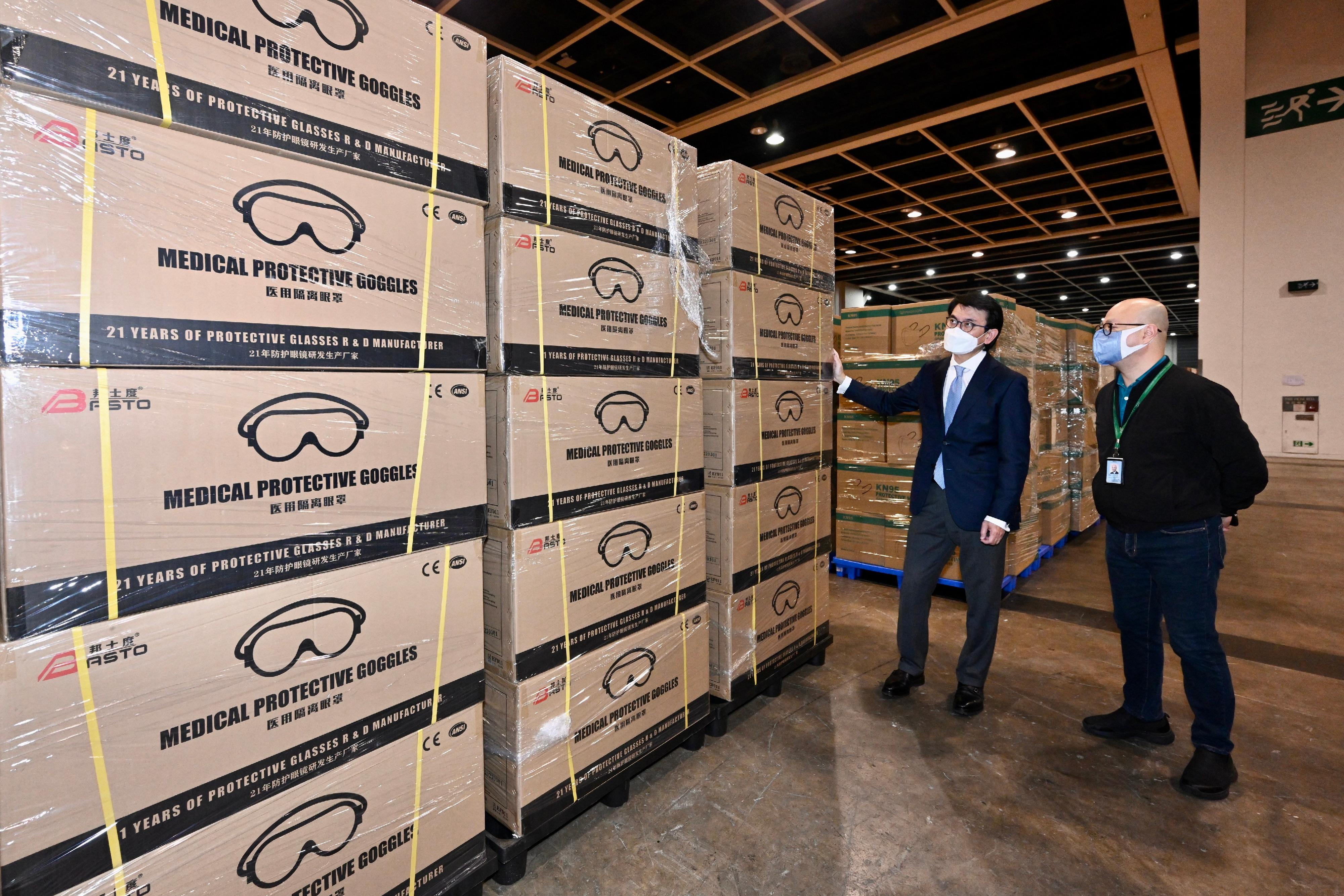 The Secretary for Commerce and Economic Development, Mr Edward Yau (left), earlier visited the Hong Kong Convention and Exhibition Centre where is one of the temporary locations used by the Government for storage and logistics distribution of anti-epidemic medical supplies delivered to Hong Kong.