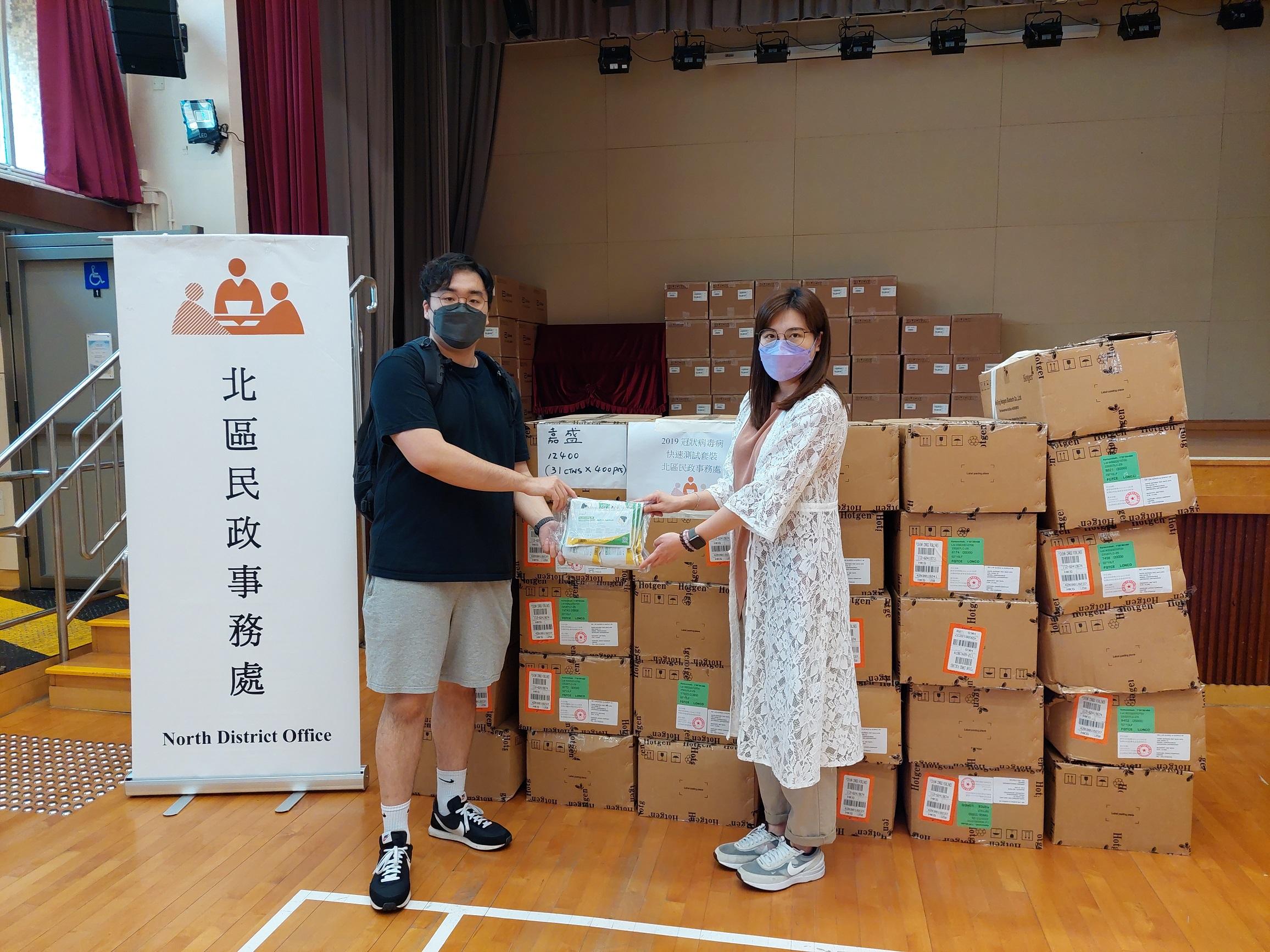 The North District Office today (March 18) distributed COVID-19 rapid test kits to households, cleansing workers and property management staff living and working in Ka Shing Court for voluntary testing through the property management company.