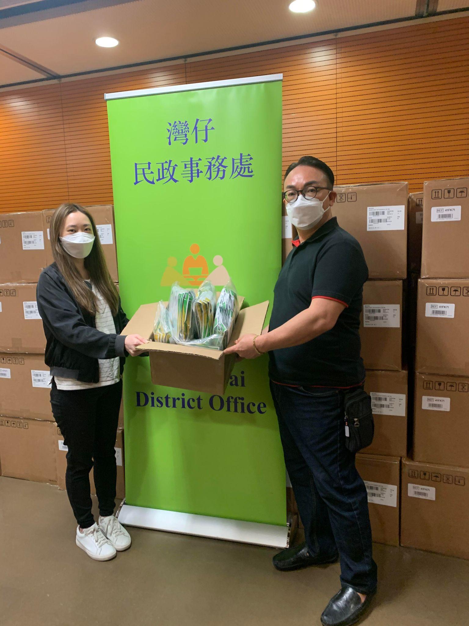 The Wan Chai District Office today (March 18) distributed COVID-19 rapid test kits to households, cleansing workers and property management staff living and working in Lai Tak Tsuen for voluntary testing through the property management company.