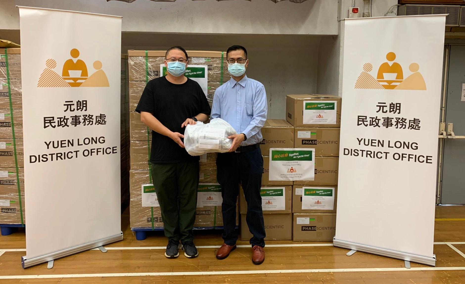 The Yuen Long District Office today (March 18) distributed COVID-19 rapid test kits to households, cleansing workers and property management staff living and working in Tin Wah Estate for voluntary testing through the property management company.