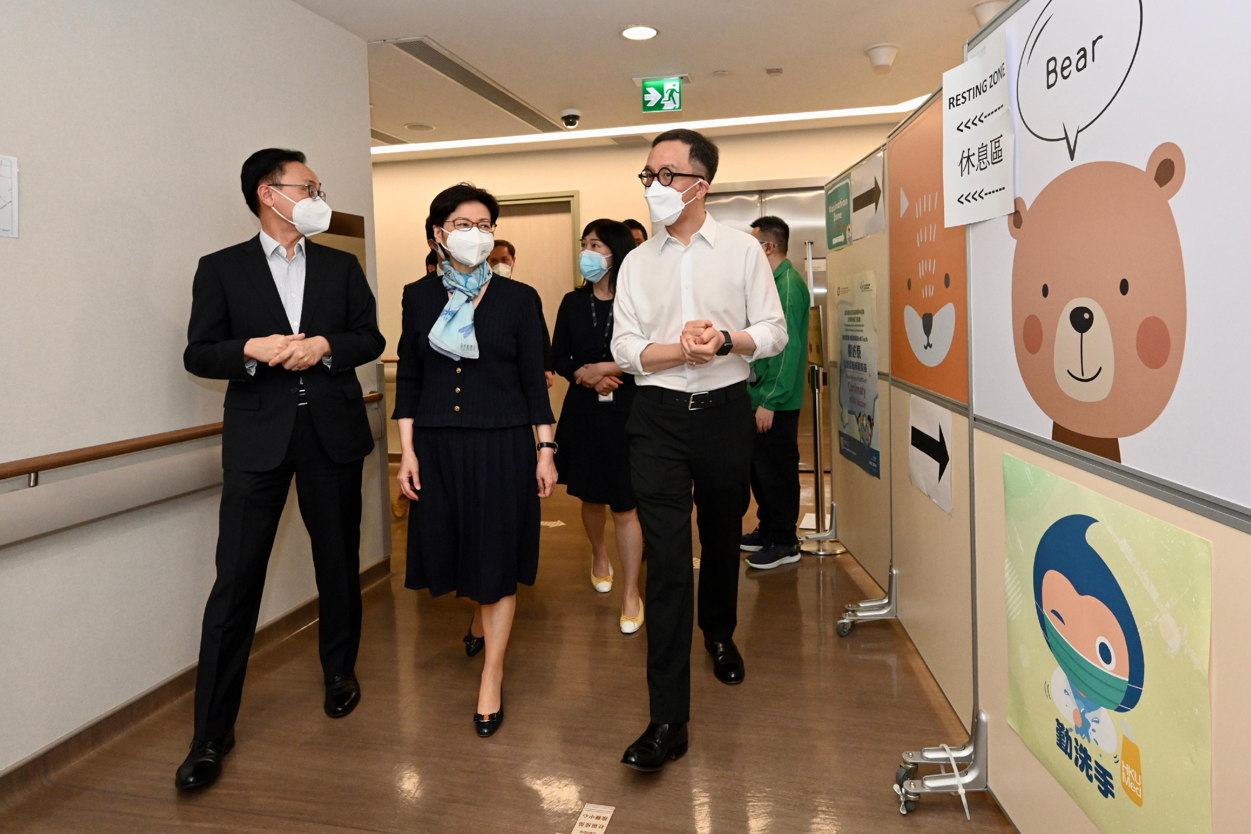 The Chief Executive, Mrs Carrie Lam, visited the HKU Children Community Vaccination Centre at Gleneagles Hospital Hong Kong today (March 18). Photo shows Mrs Lam (second left) receiving a briefing from the Dean of Medicine of the University of Hong Kong, Professor Gabriel Leung (first right), on the operation of the centre. Looking on is the Secretary for the Civil Service, Mr Patrick Nip (first left).