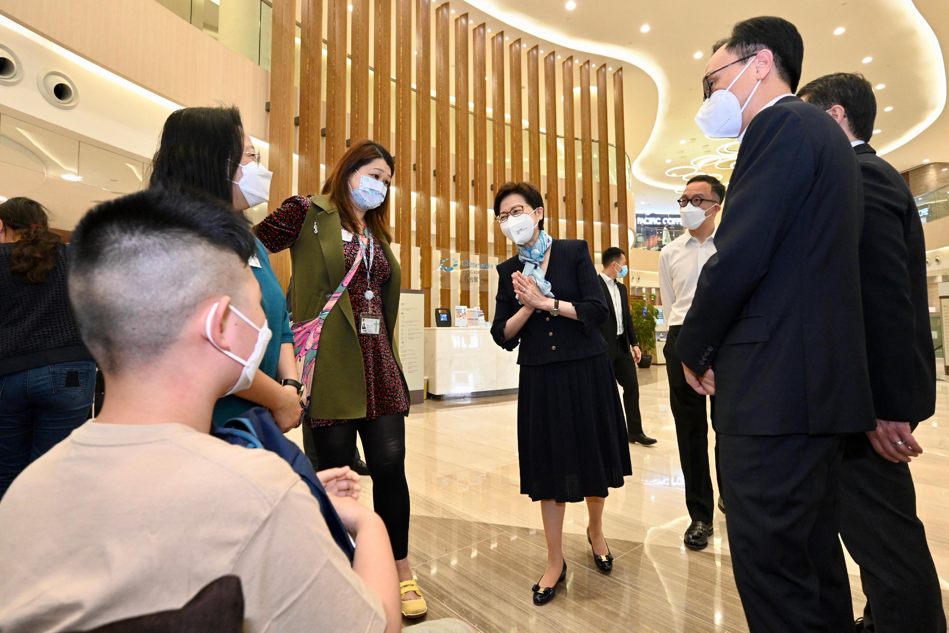 The Chief Executive, Mrs Carrie Lam, visited the HKU Children Community Vaccination Centre at Gleneagles Hospital Hong Kong today (March 18). Photo shows Mrs Lam (third right) chatting with a child waiting to get vaccinated. Looking on are the Secretary for the Civil Service, Mr Patrick Nip (first right), and the Dean of Medicine of the University of Hong Kong, Professor Gabriel Leung (second right).