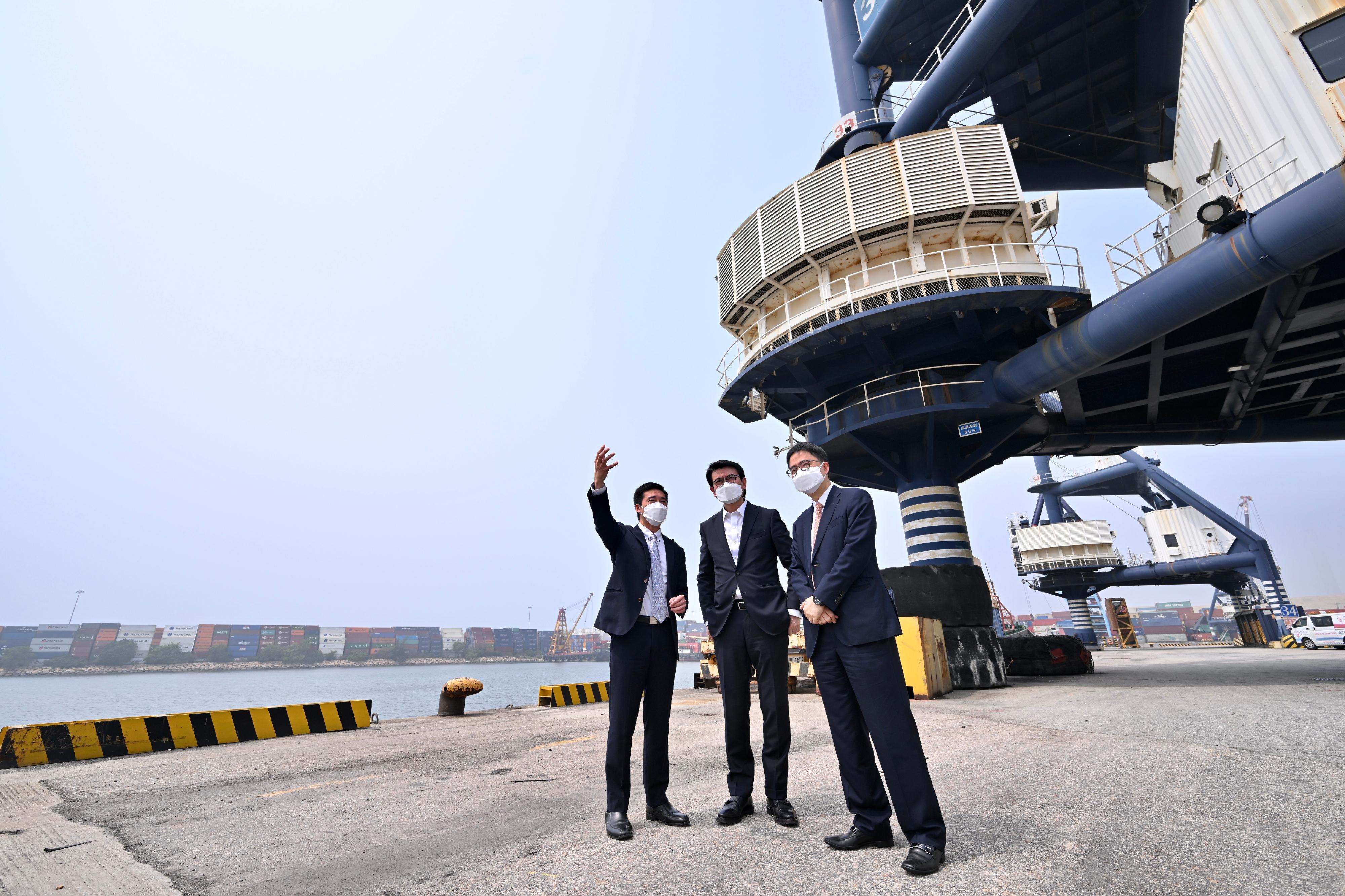The Secretary for Commerce and Economic Development, Mr Edward Yau (centre), today (March 18) visited the River Trade Terminal in Tuen Mun to learn about its operation and the situation of transportation and logistics of medical supplies from the Mainland. Looking on is Sun Hung Kai Properties Executive Director and River Trade Terminal Director Mr Allen Fung (right).