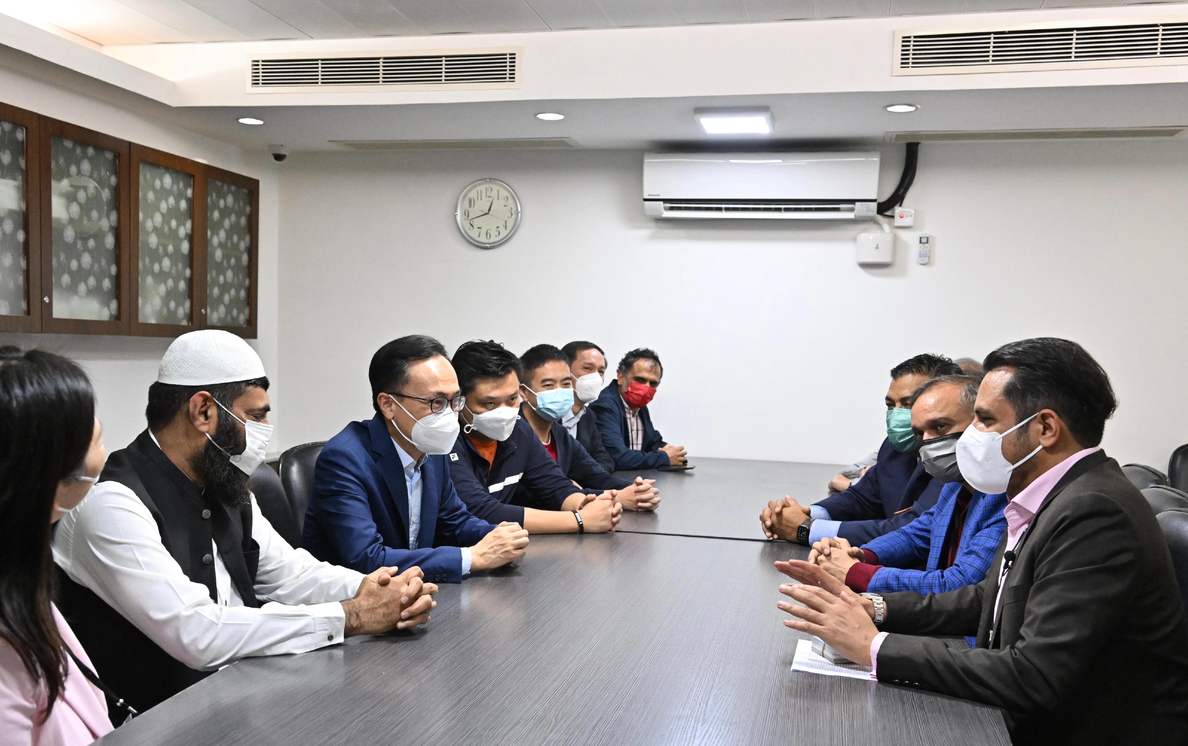 The Secretary for the Civil Service, Mr Patrick Nip, went to the Kowloon Masjid and Islamic Centre this afternoon (March 19) to inspect the BioNTech vaccination of male and female Muslims in separate spaces by an outreach team. Photo shows Mr Nip (third left) chatting with the representatives of the Kowloon Mosque. 