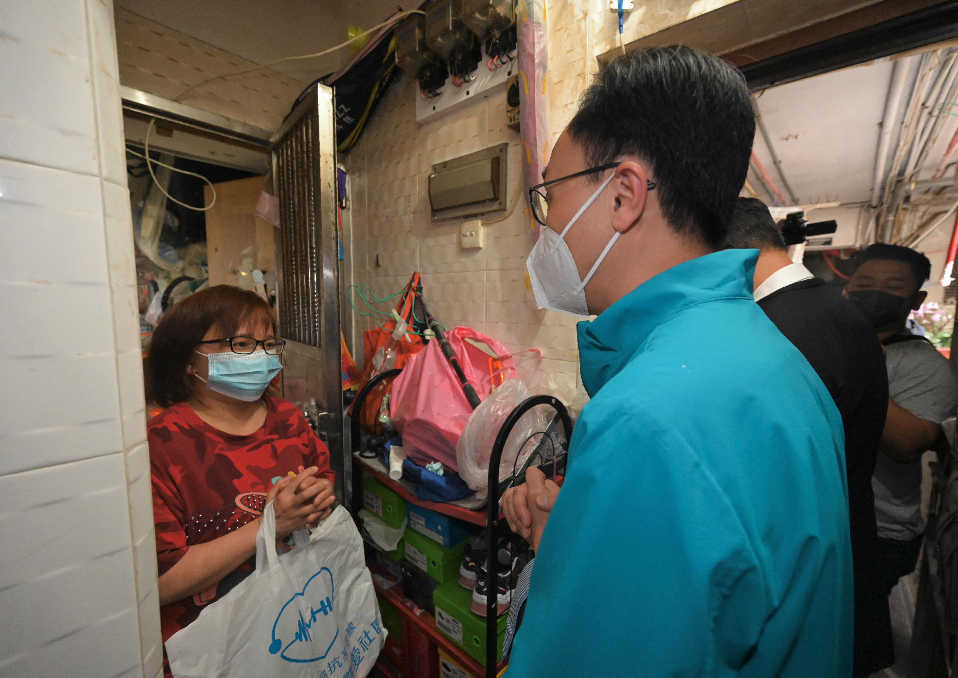 The Secretary for the Civil Service, Mr Patrick Nip, joined by a service team comprised of Administrative Officers, took part in an activity organised by the Hong Kong Community Anti-Coronavirus Link this morning (March 20) to distribute anti-epidemic supplies to the needy households in Kowloon City District and to learn about their needs. Picture shows Mr Nip (right) delivering the supplies to the needy.