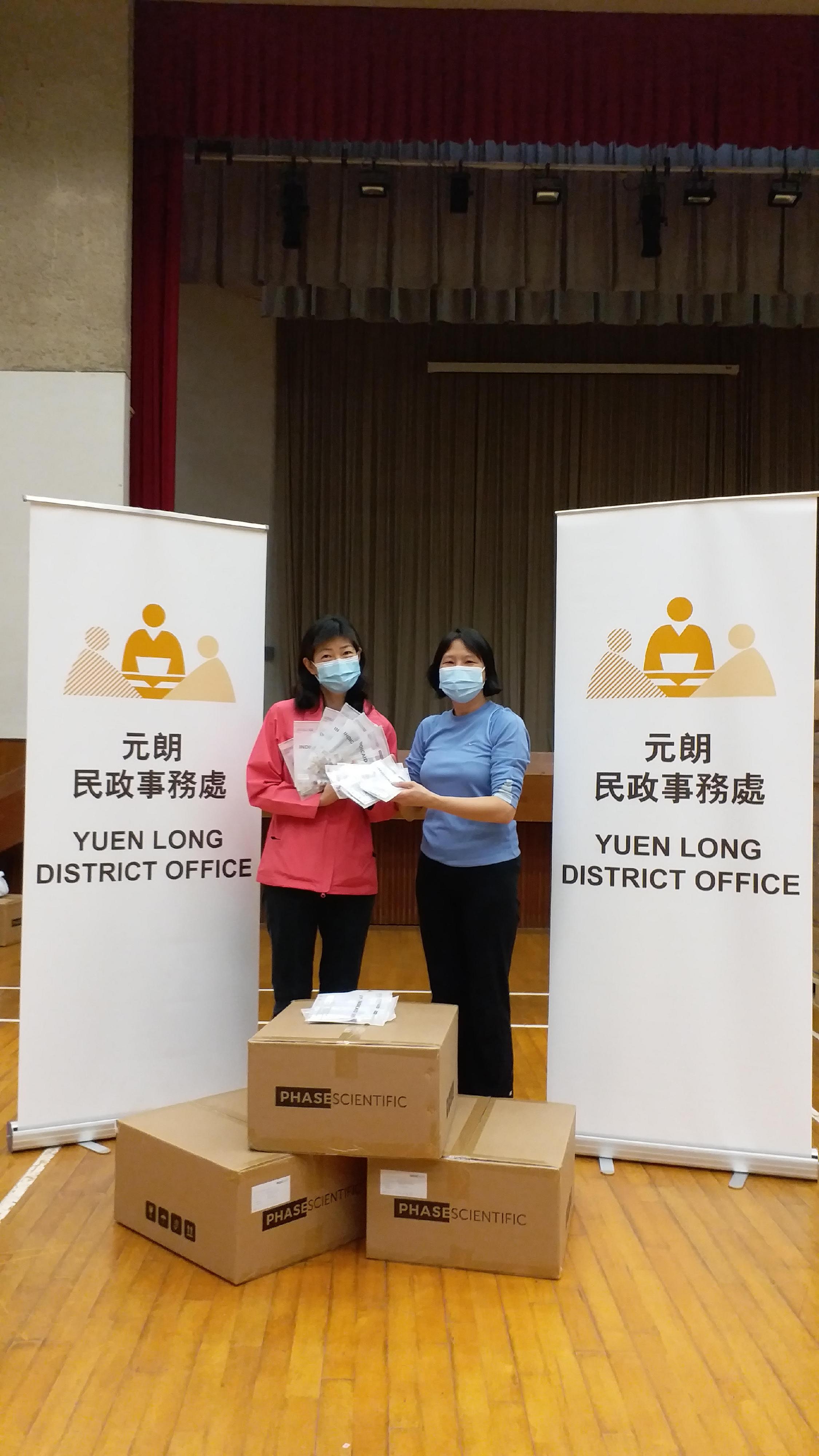 The Yuen Long District Office today (March 20) distributed COVID-19 rapid test kits to households, cleansing workers and property management staff living and working in Tin Yan Estate for voluntary testing through the Housing Department.