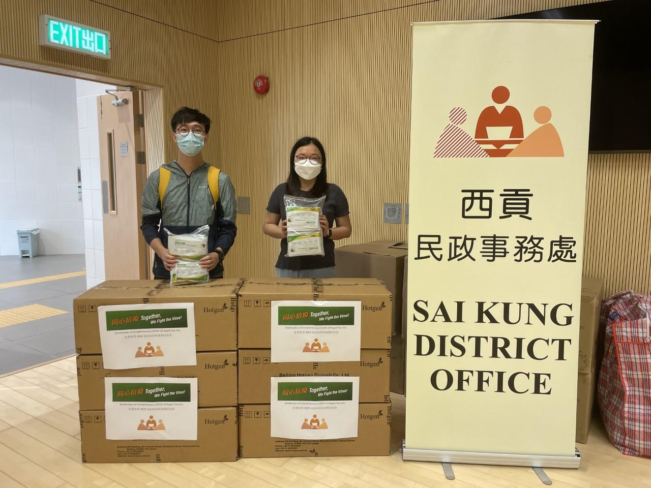 The Sai Kung District Office today (March 20) distributed COVID-19 rapid test kits to households, cleansing workers and property management staff living and working in Serenity Place for voluntary testing through the property management company.
