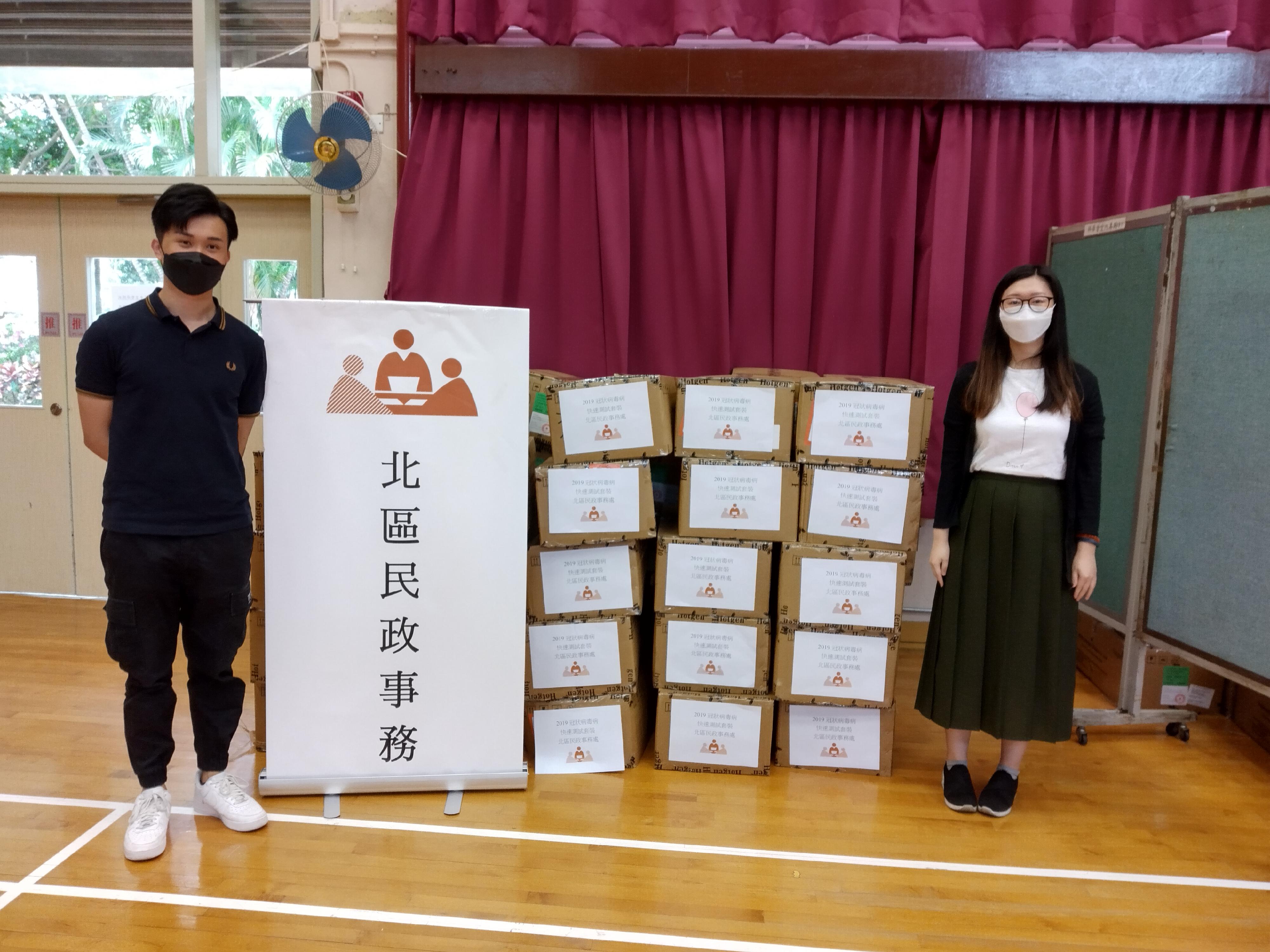 The North District Office today (March 21) distributed COVID-19 rapid test kits to households, cleansing workers and property management staff living and working in Ching Ho Estate for voluntary testing through the Property Service Management Offices of the Housing Department.