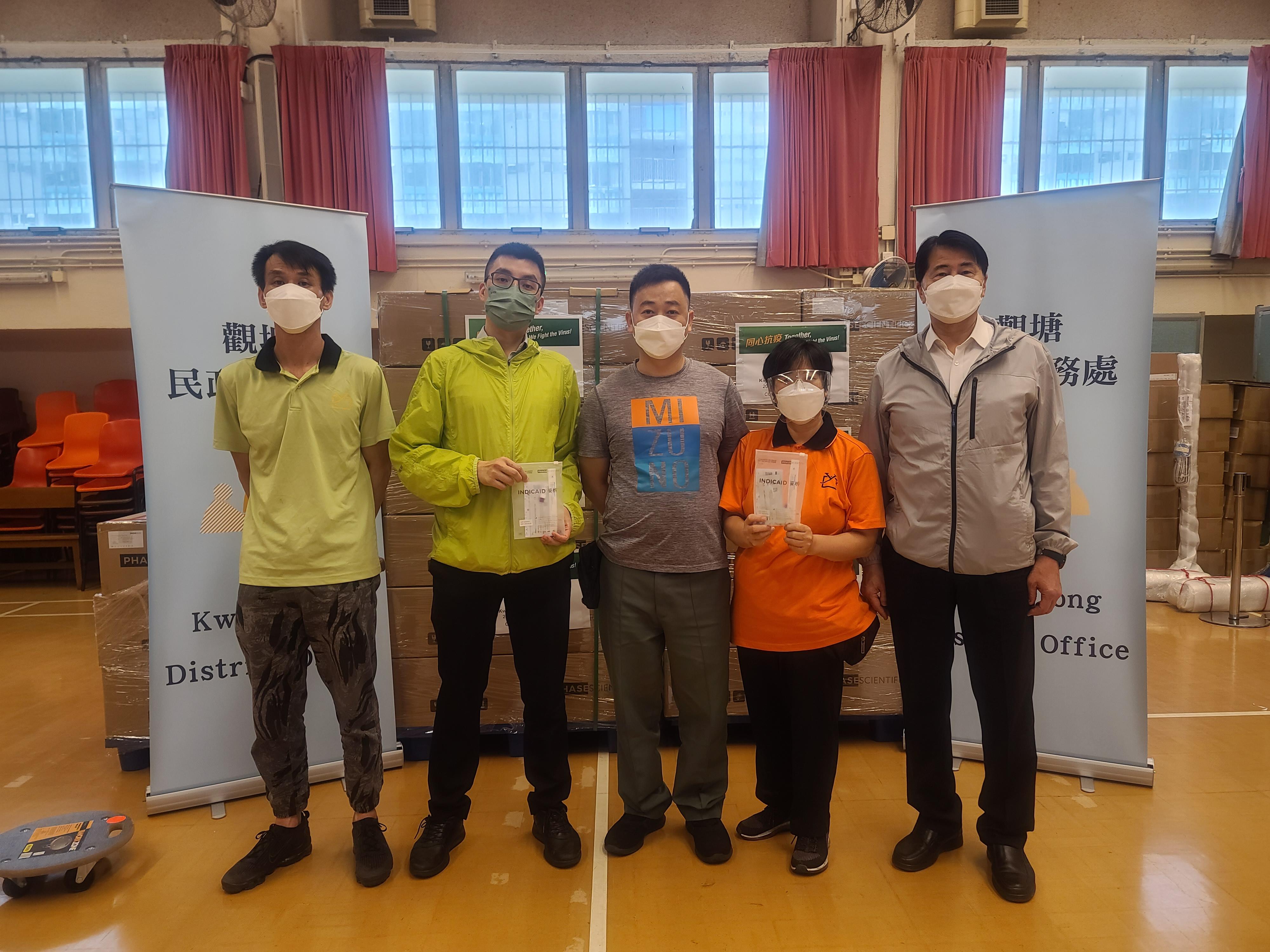 The Kwun Tong District Office today (March 22) distributed COVID-19 rapid test kits to households, cleansing workers and property management staff living and working in Tak Bo Garden for voluntary testing through the property management company.