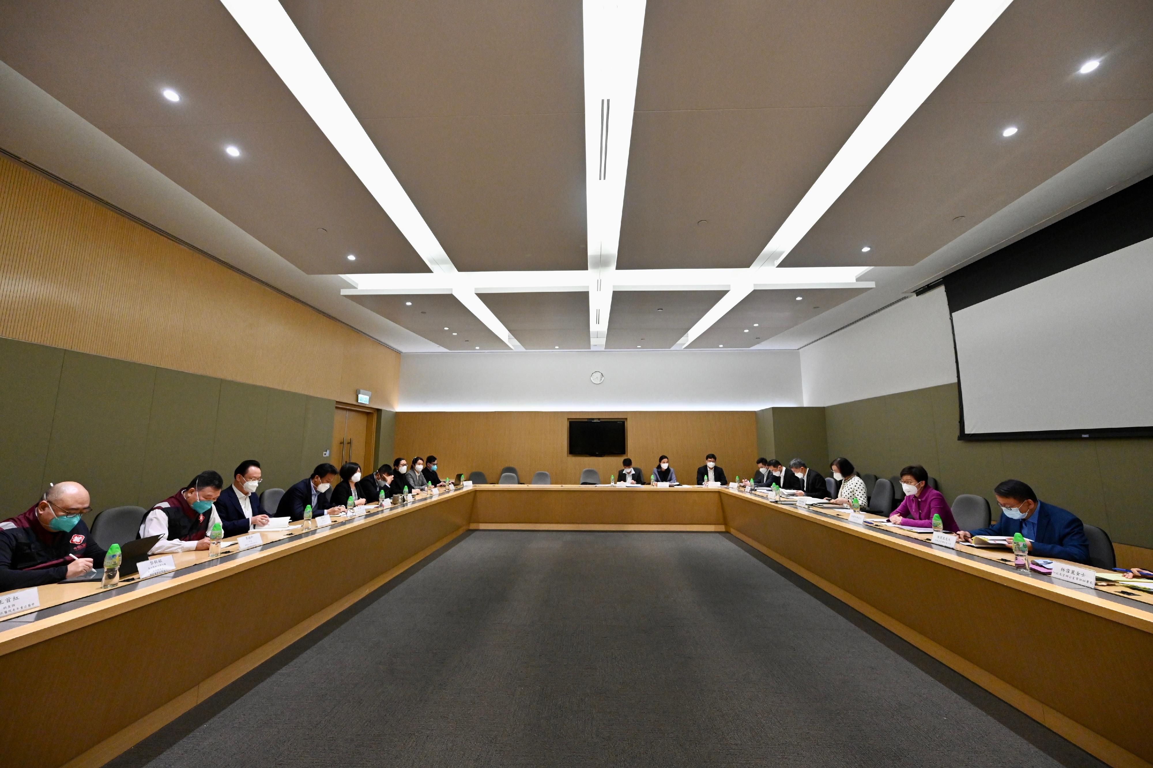 The Chief Executive, Mrs Carrie Lam (second right), met with the visiting Mainland experts on March 23 to exchange views with them on the latest epidemic development of the Hong Kong Special Administrative Region and the anti-epidemic measures it had adopted. Also present is the Secretary for Food and Health, Professor Sophia Chan (third right).