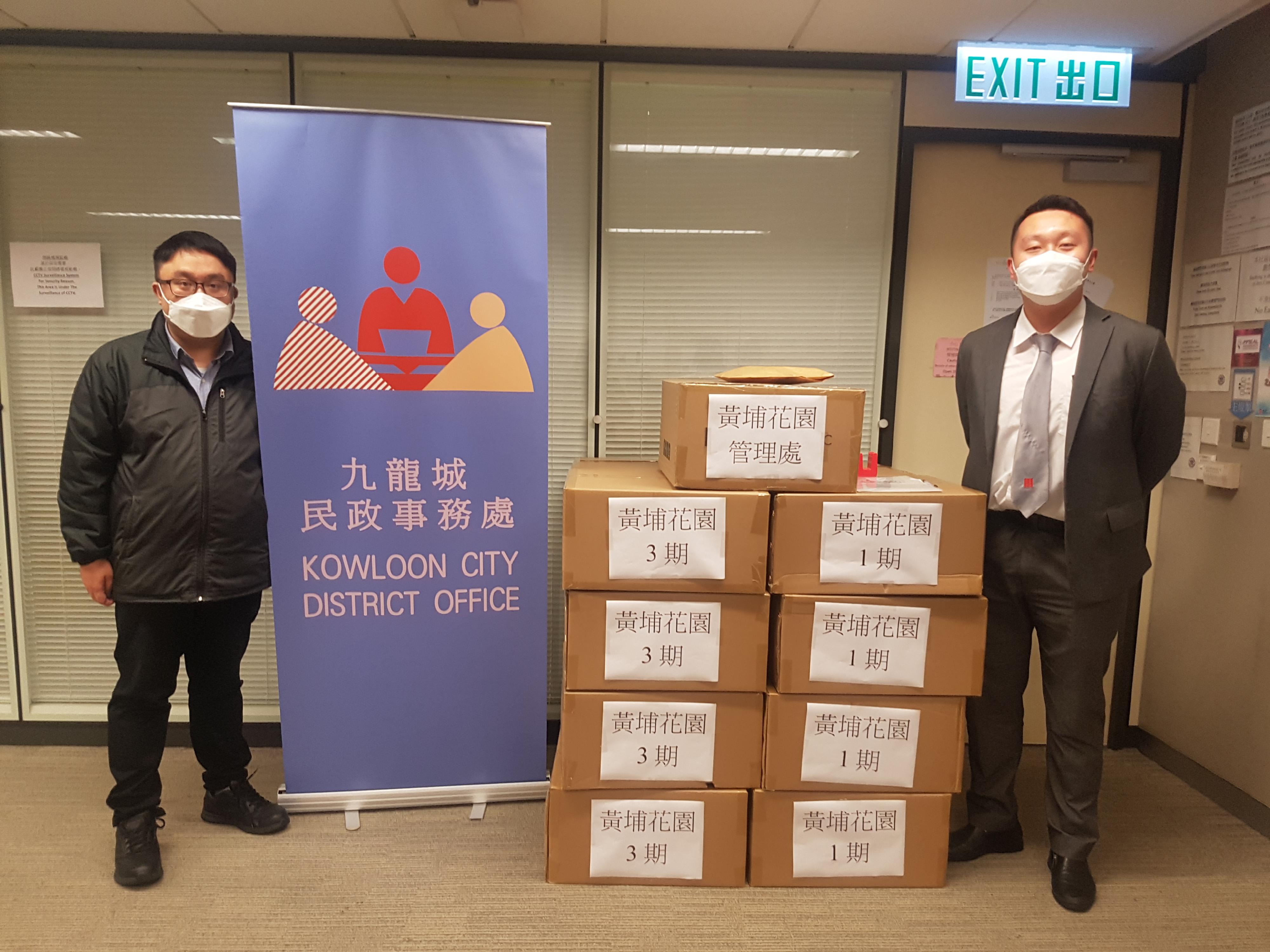 The Kowloon City District Office today (March 24) distributed COVID-19 rapid test kits to households, cleansing workers and property management staff living and working in Willow Mansions and Juniper Mansions of Whampoa Garden for voluntary testing through the property management company.

