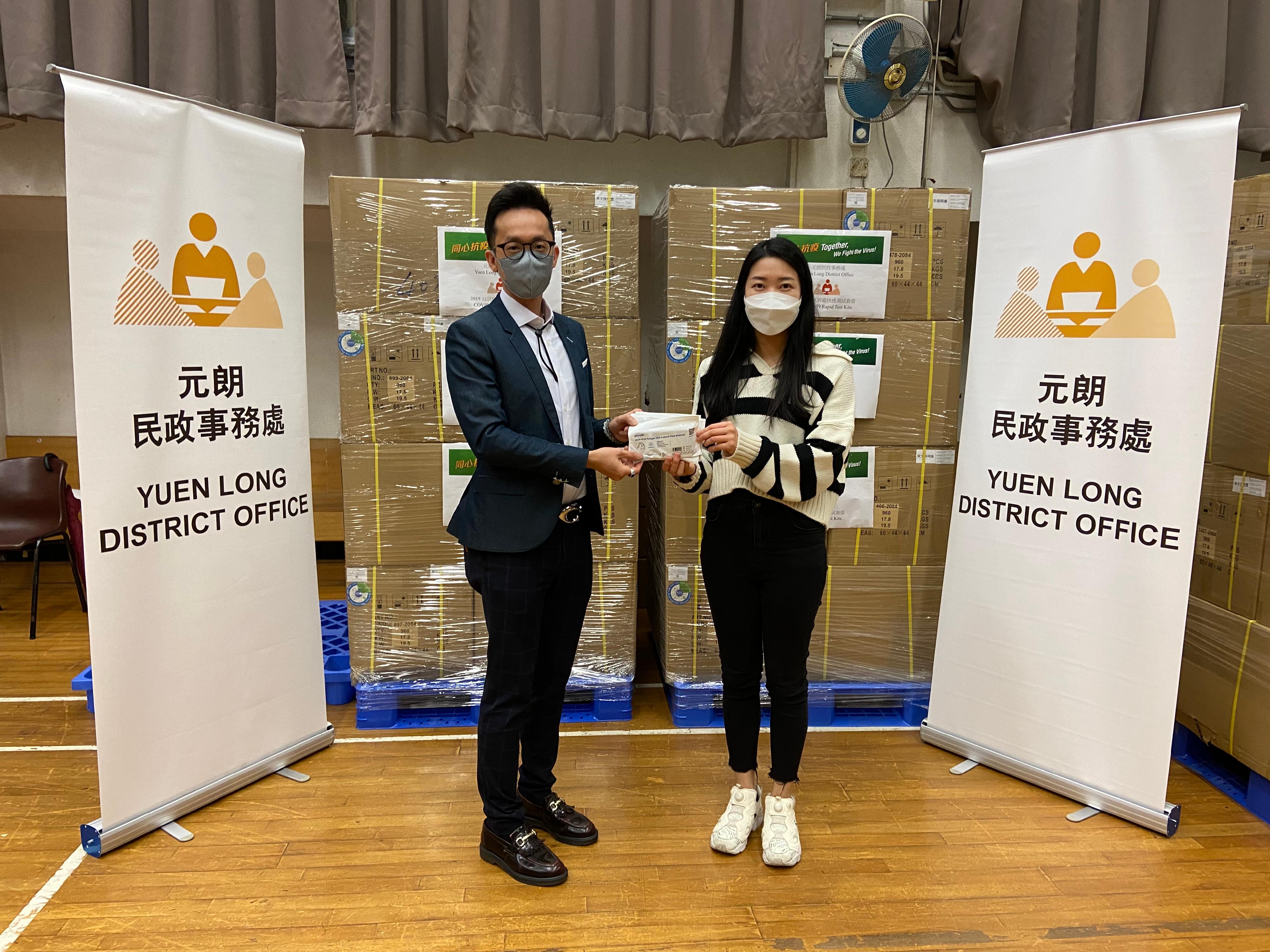 The Yuen Long District Office today (March 24) distributed COVID-19 rapid test kits to households, cleansing workers and property management staff living and working in Locwood Court of Kingswood Villas for voluntary testing through the property management company.