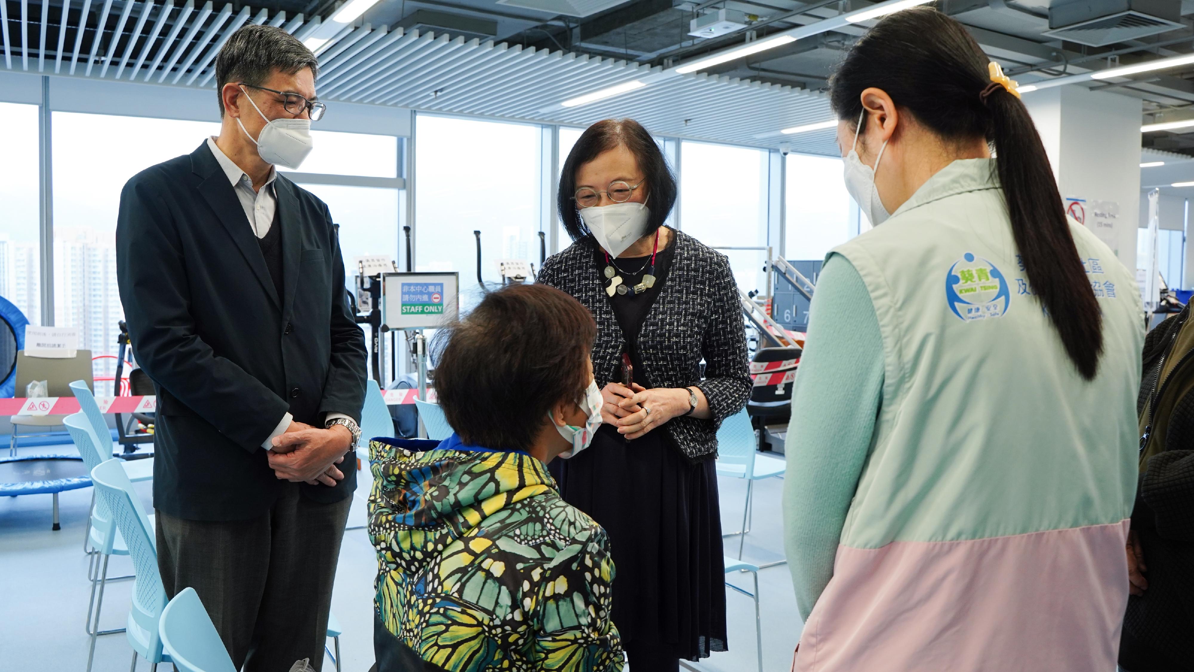 The Secretary for Food and Health, Professor Sophia Chan, visited Kwai Tsing District Health Centre today (March 25) to learn more about the provision of the BioNTech vaccination service there. Photo shows Professor Chan (centre) chatting with a citizen getting a jab there.