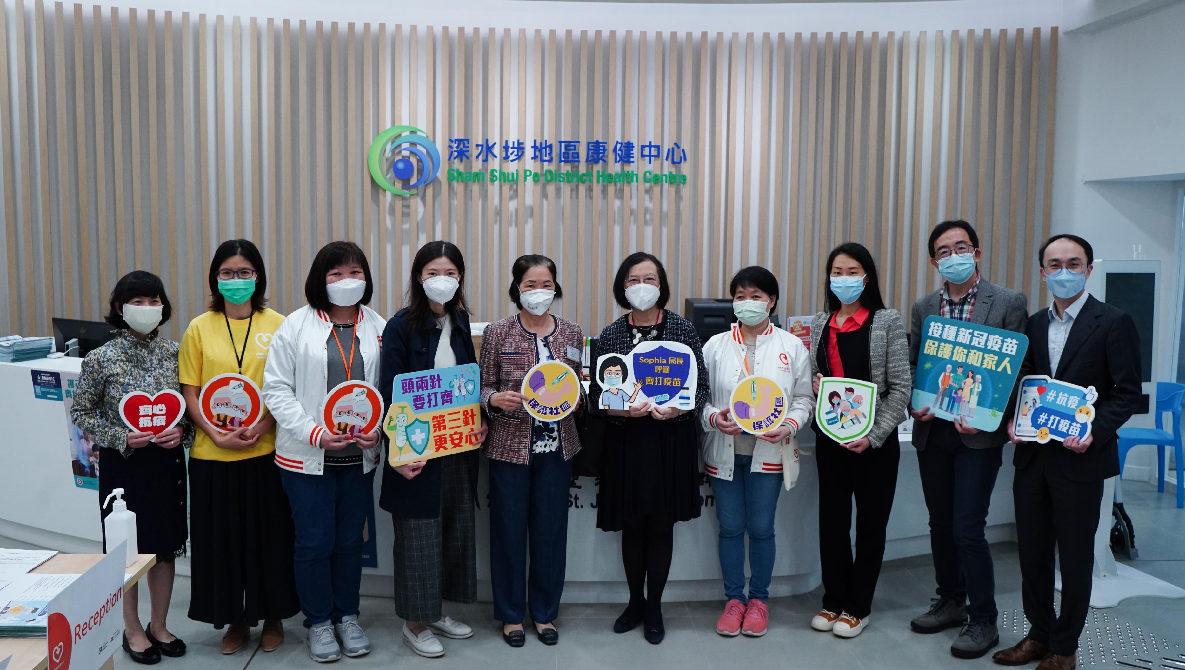The Secretary for Food and Health, Professor Sophia Chan, visited Sham Shui Po District Health Centre (DHC) today (March 25) to learn more about the provision of the BioNTech vaccination service there. Photo shows Professor Chan (fifth right) with staff of the DHC. 
