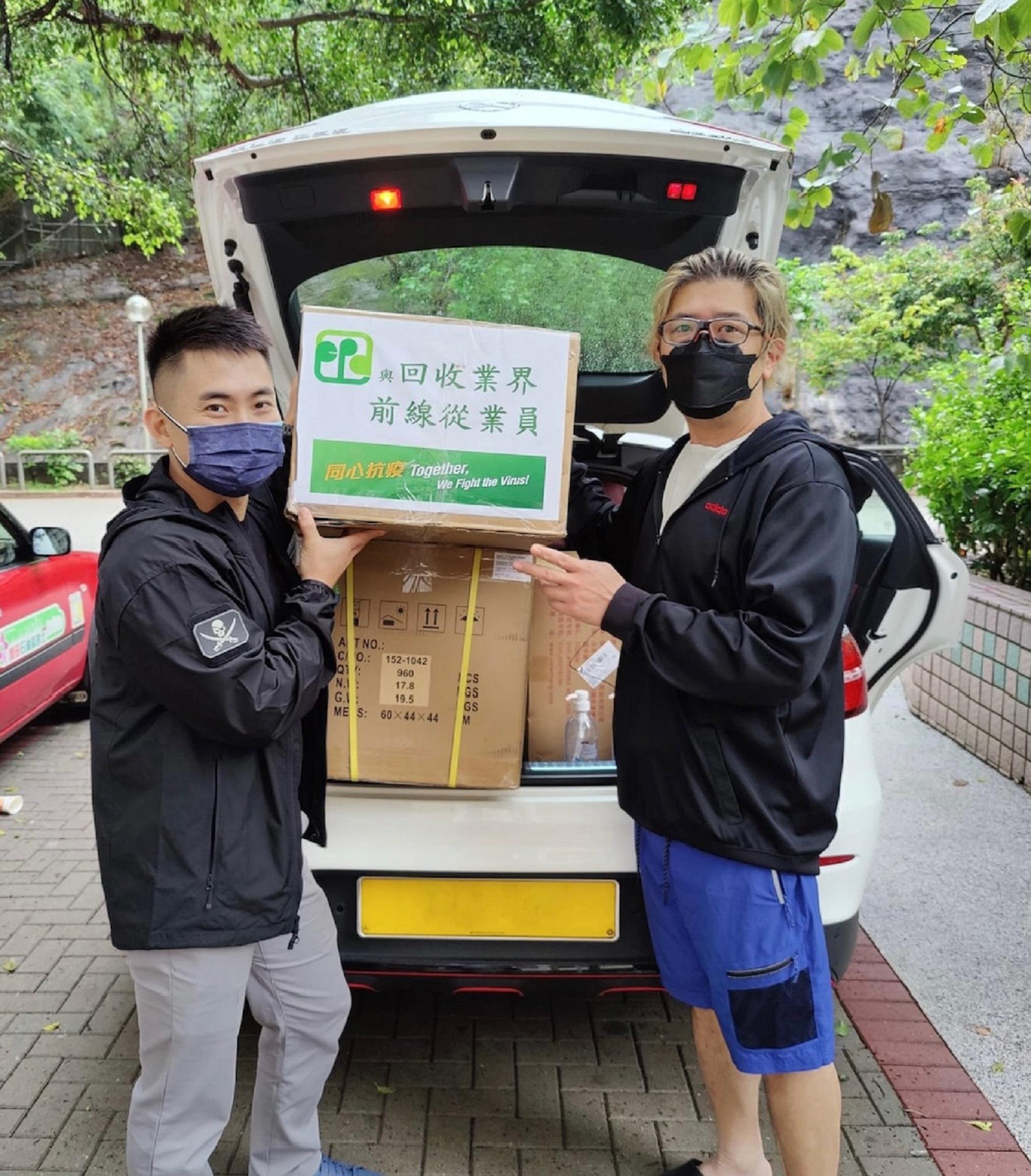 The Environmental Protection Department (EPD) has distributed a total of about 24 000 rapid antigen test (RAT) kits and 24 000 boxes of anti-epidemic proprietary Chinese medicines donated by the Central Government to various recycling trade associations and recycling service contractors, so as to provide anti-epidemic support to the frontline staff. Picture shows frontline recycling staff receiving RAT kits and anti-epidemic proprietary Chinese medicines distributed by the EPD.