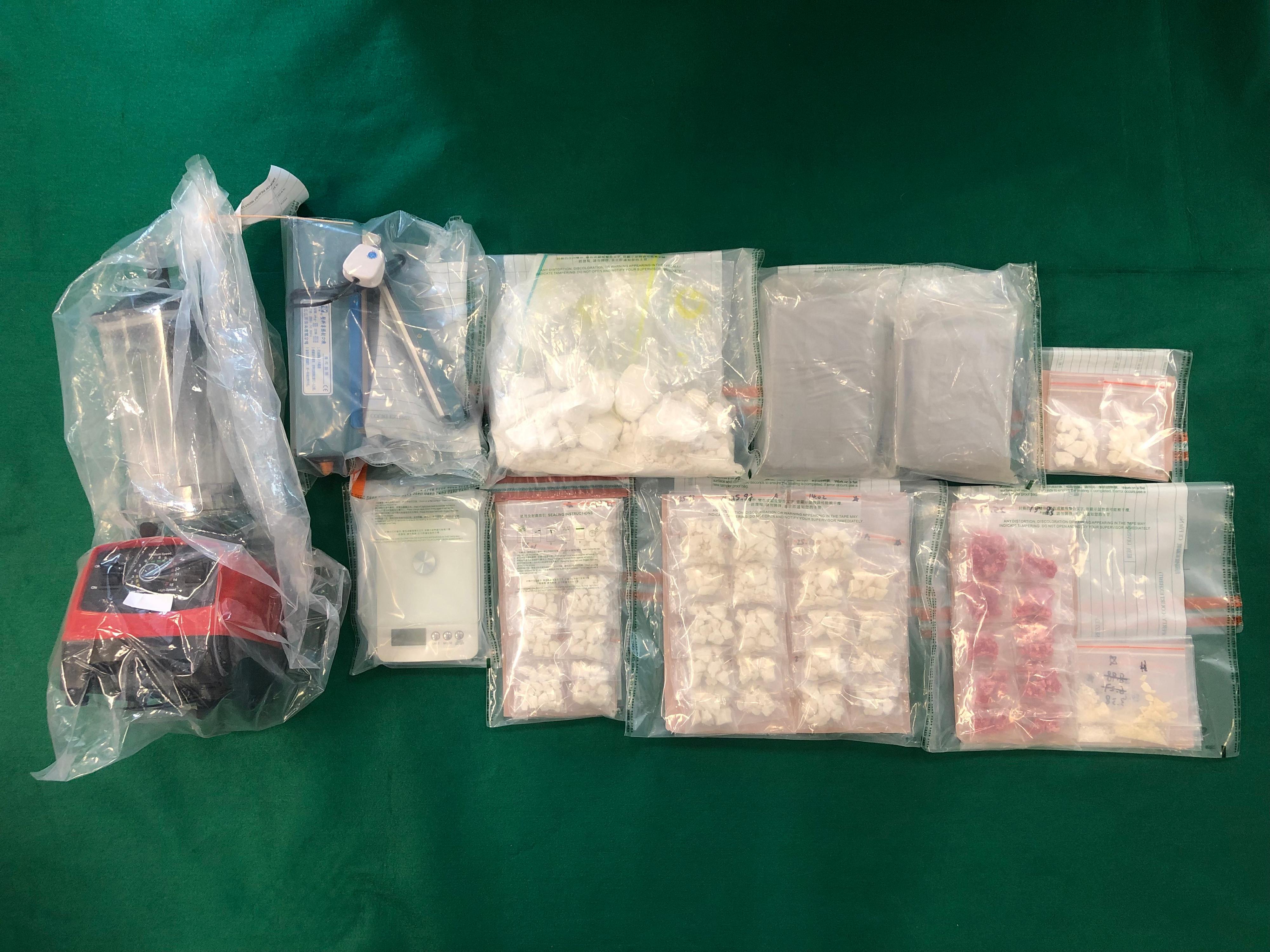 Hong Kong Customs yesterday (March 24) seized about 3.5 kilograms of suspected cocaine and about 450 grams of suspected crack cocaine with a total estimated market value of about $3.8 million in Tai Wai. Photo shows the suspected cocaine, suspected crack cocaine and drug manufacturing and packaging paraphernalia seized.