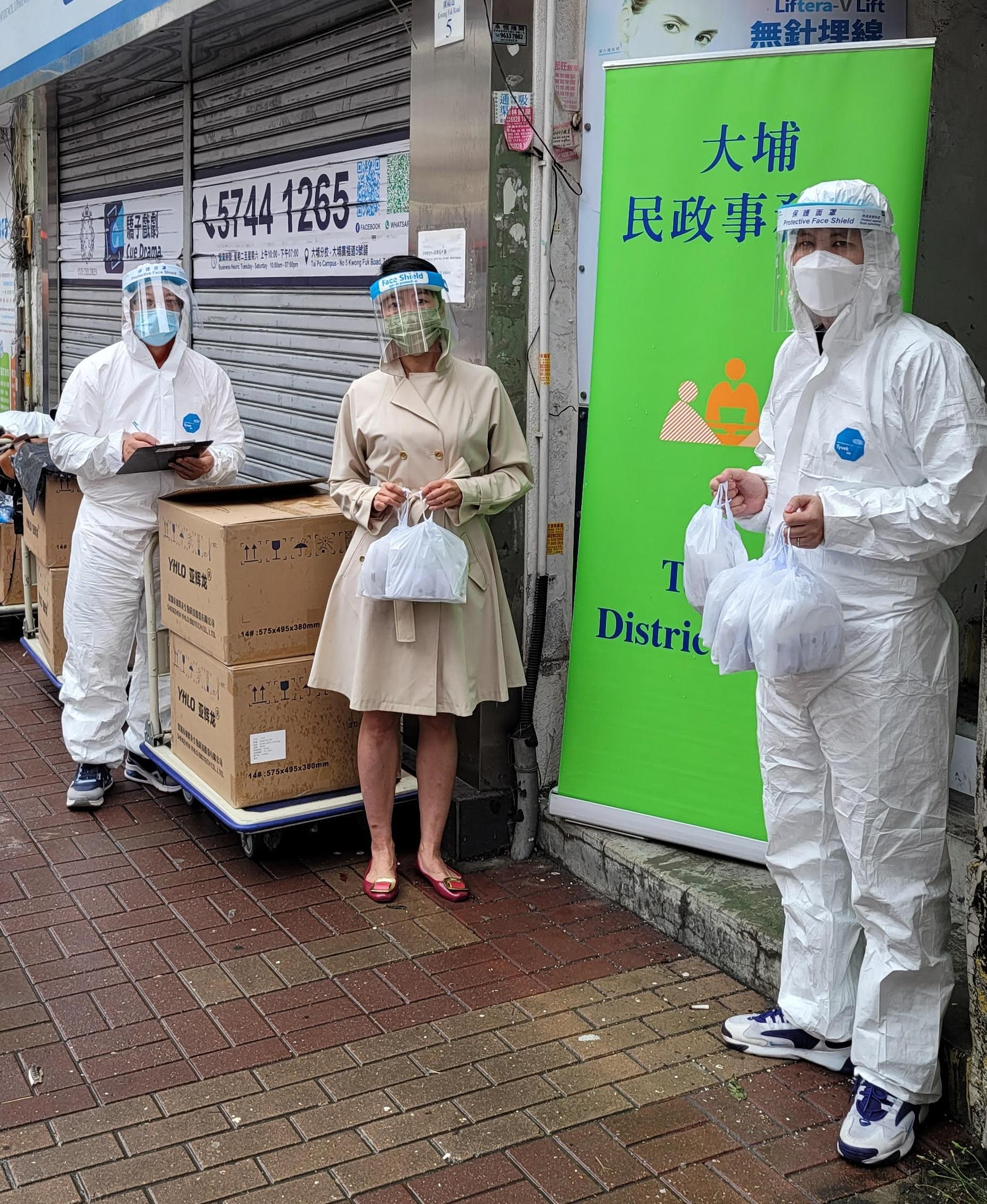 The Tai Po District Office today (March 25) distributed COVID-19 rapid test kits to households, cleansing workers and property management staff living and working in "three-nil" buildings near On Fu Road of which the sewage samples were tested positive for voluntary testing.