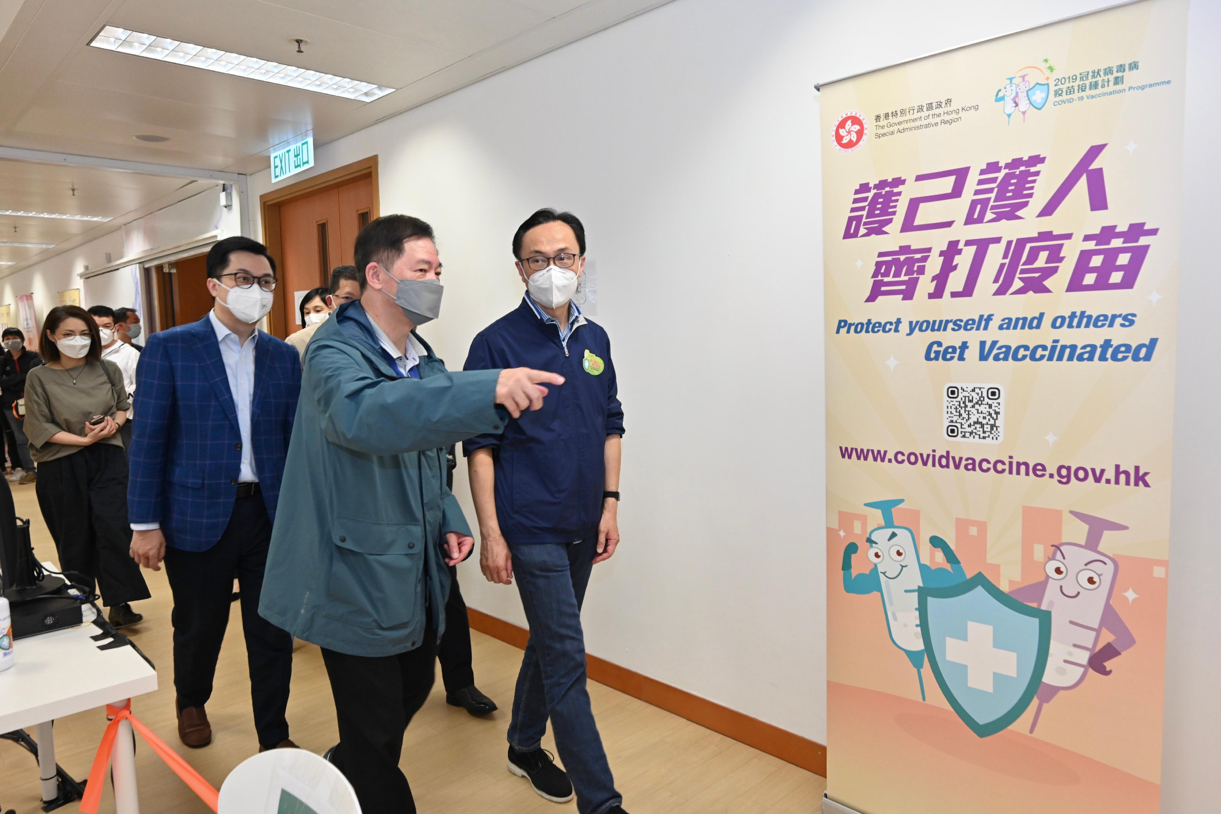 The Secretary for the Civil Service, Mr Patrick Nip, today (March 26) inspected the operation of the Millennium City 5 Community Vaccination Centre (CVC) in Kwun Tong. Photo shows Mr Nip (first right) and the Director of Public Affairs of Sun Hung Kai Properties, Mr Lee Luen-fai (second right).