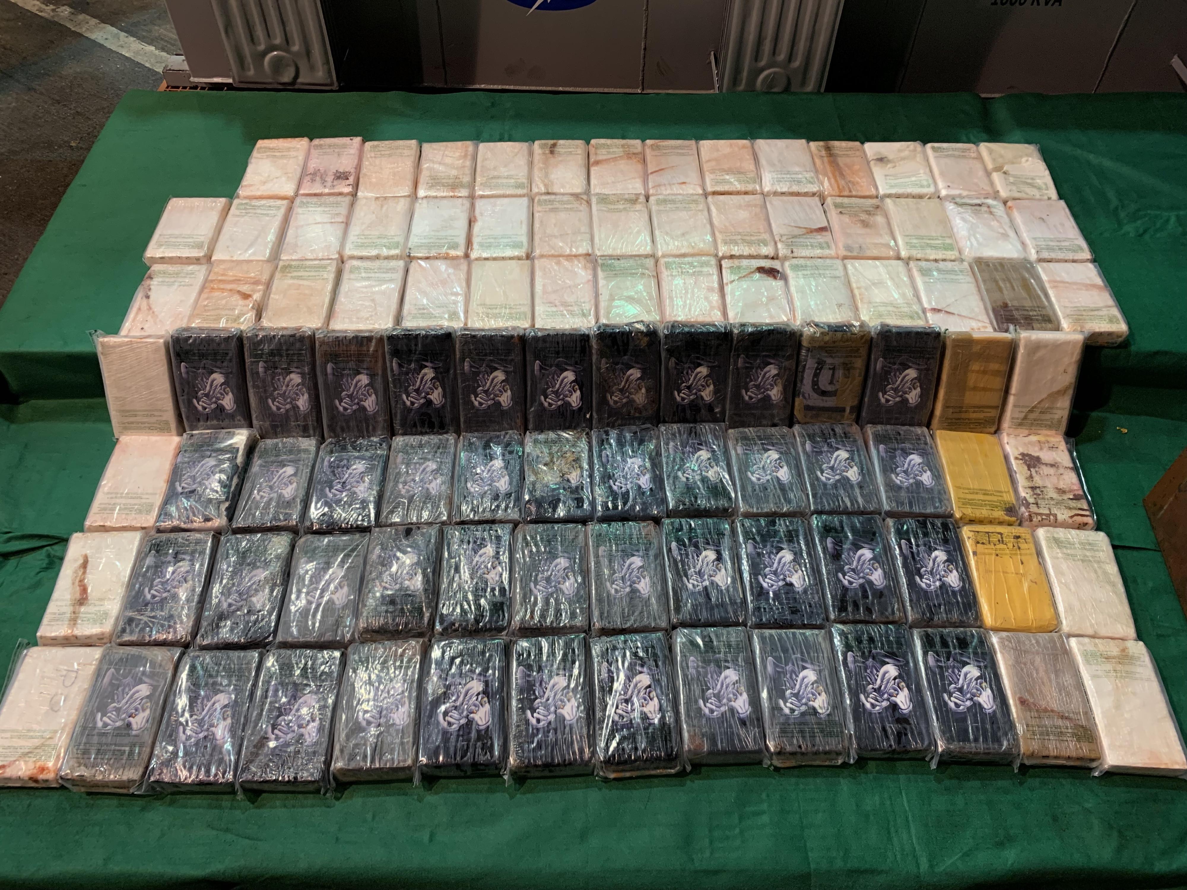 香港海關於上月偵破一宗涉嫌利用大型電力變壓器販運毒品的案件，檢獲約一百二十公斤懷疑可卡因，估計市值約一億一千萬元。圖示檢獲的懷疑可卡因。