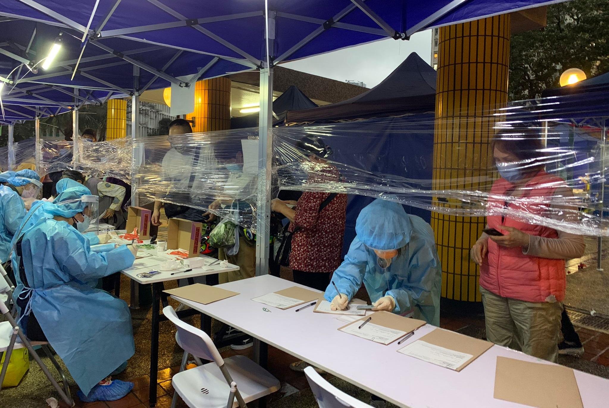 The Government yesterday (March 25) enforced "restriction-testing declaration" and compulsory testing notice in respect of specified "restricted area" in Cheung Tung House, Tung Tau (II) Estate, Wong Tai Sin. Photo shows staff members of the Inland Revenue Department helping residents to register for undergoing testing.