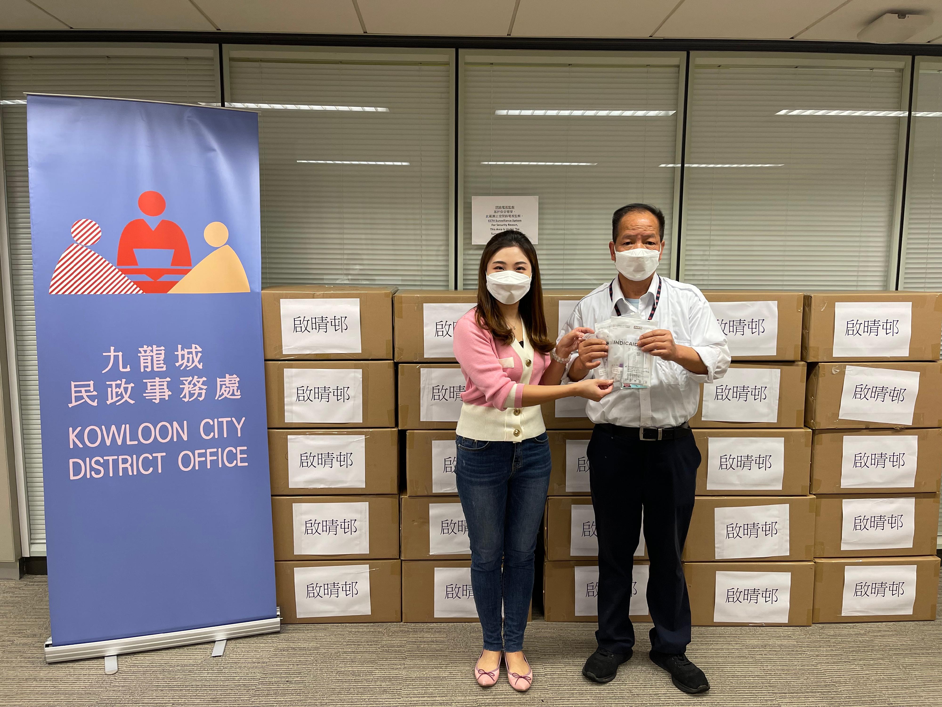 九龍城民政事務處向啟晴邨的物業管理公司派發2019冠狀病毒病快速測試套裝，供其住戶、清潔及物管員工作自願檢測。