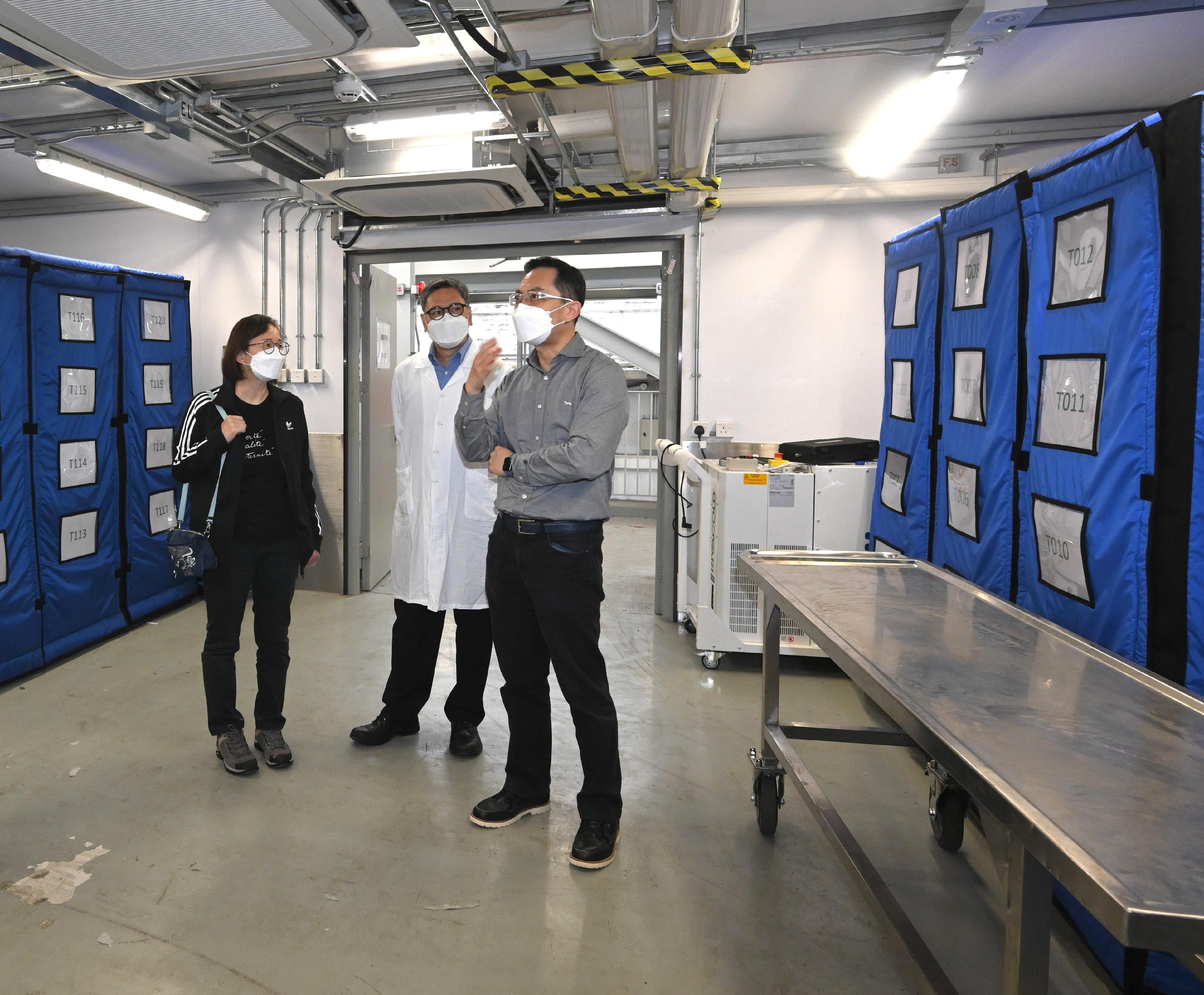 The Kowloon Public Mortuary, re-opened since the fifth wave of the epidemic, has installed 20 mobile units, providing an additional 240 storage spaces. Photo shows the Director of Health, Dr Ronald Lam (right), accompanied by the Controller of Regulatory Affairs of the Department of Health (DH), Dr Amy Chiu (left), and the Consultant Forensic Pathologist of the DH, Dr Lai Sai-chak (centre), today (March 27) inspecting the newly-installed mobile units.