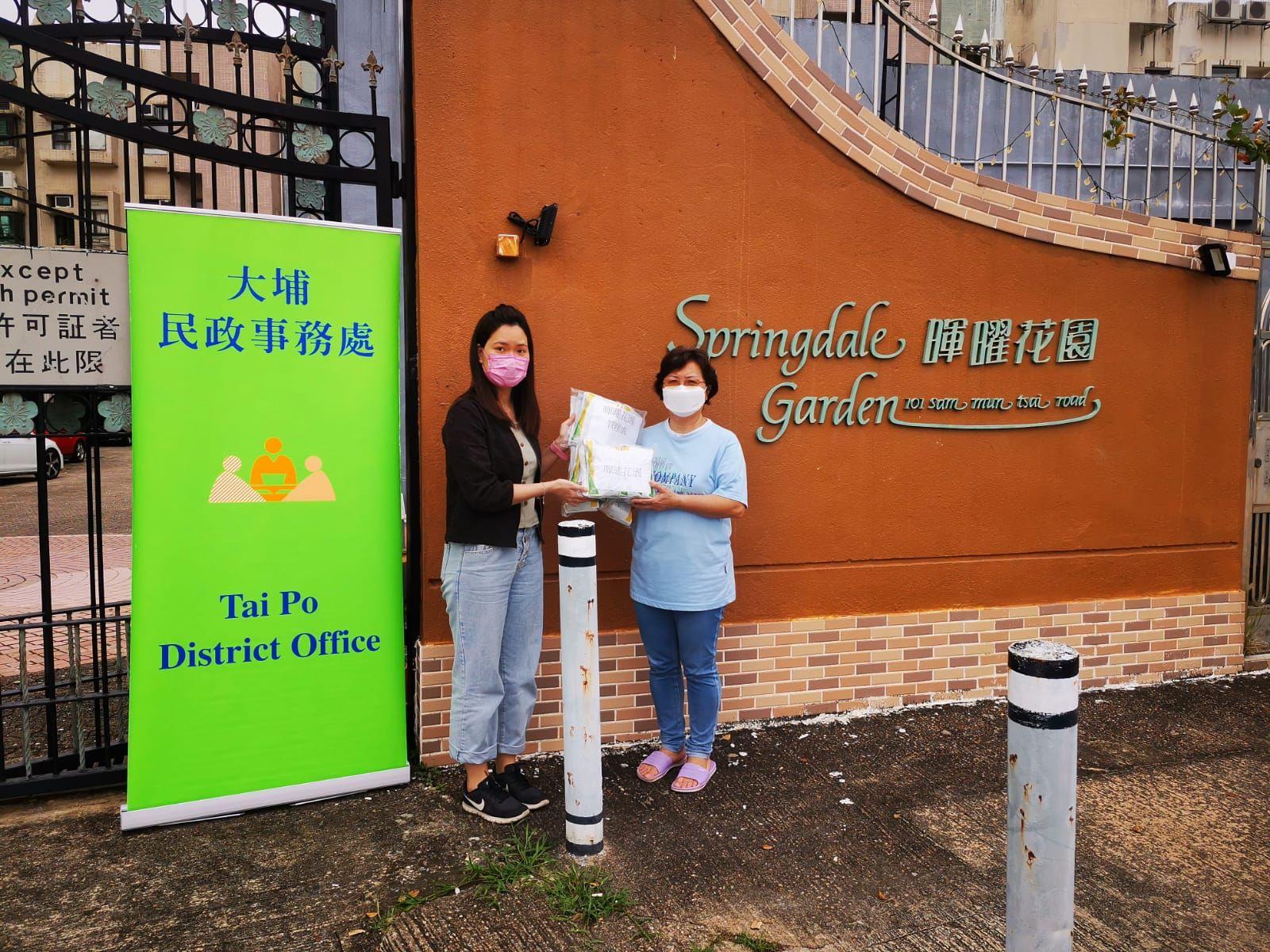 The Tai Po District Office today (March 27) distributed COVID-19 rapid test kits to households, cleansing workers and property management staff living and working in Springdale Garden for voluntary testing through the property management company.
