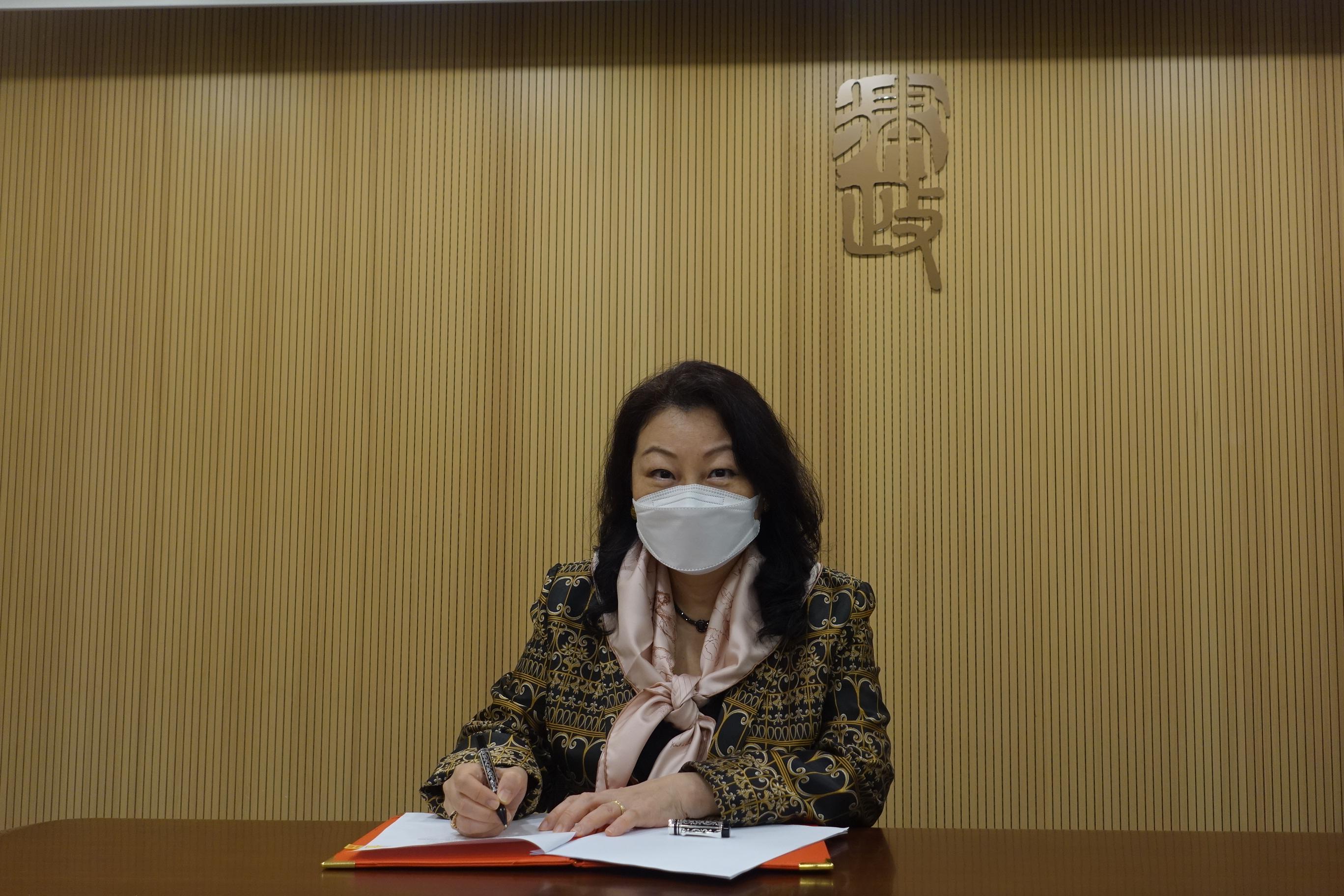 The second round of the Legal Talent Recruitment Scheme (Trainee Solicitors) (the Legal Talent Scheme 2022) will be open for application on April 11. Photo shows the Secretary for Justice, Ms Teresa Cheng, SC, signing a memorandum of understanding with the Law Society of Hong Kong on the administration of the Legal Talent Scheme 2022 today (March 28).