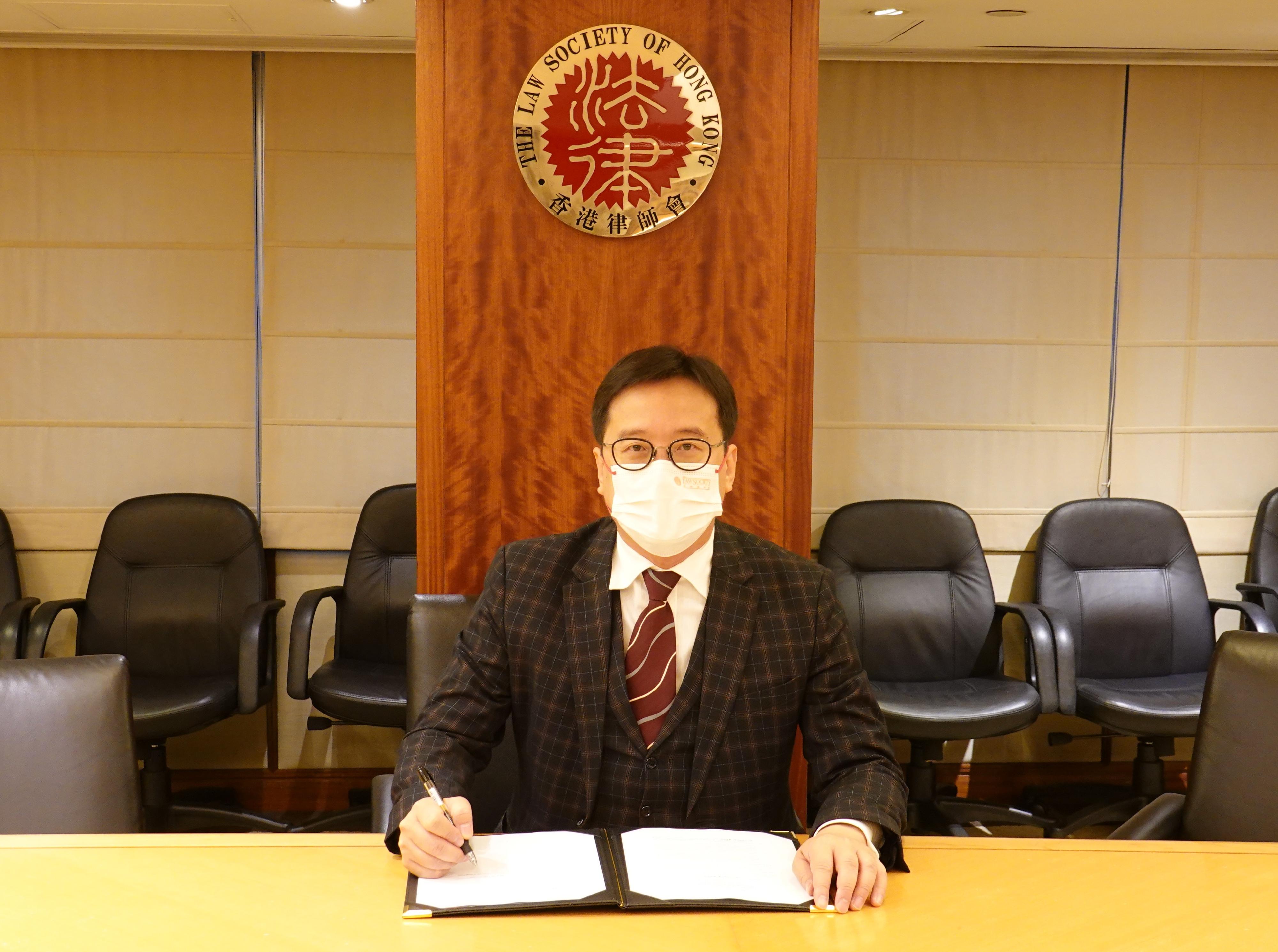 The second round of the Legal Talent Recruitment Scheme (Trainee Solicitors) (the Legal Talent Scheme 2022) will be open for application on April 11. Photo shows the President of the Law Society of Hong Kong, Mr Chan Chak-ming, signing a memorandum of understanding with the Department of Justice on the administration of the Legal Talent Scheme 2022 today (March 28).