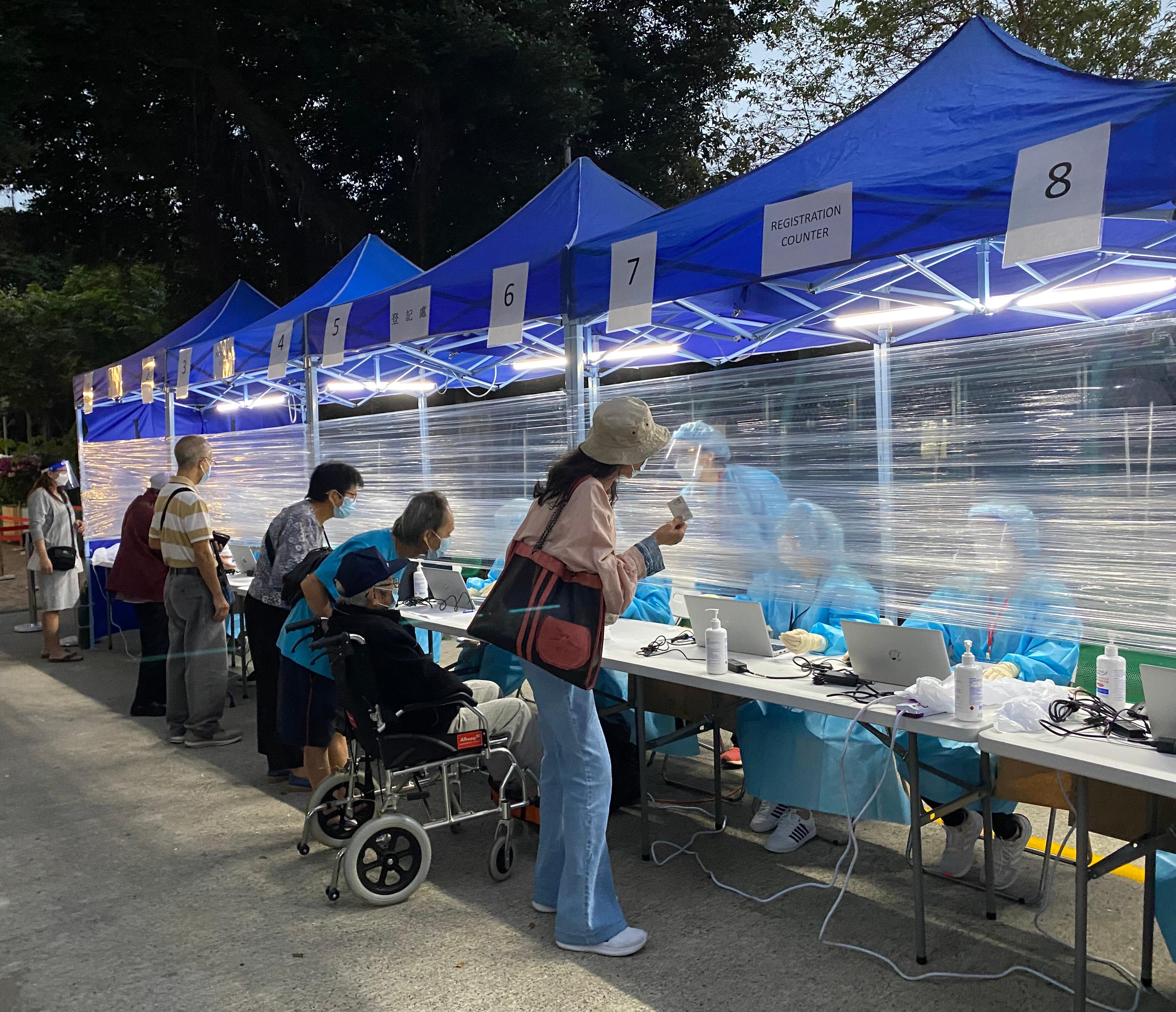 The Rating and Valuation Department (RVD) yesterday (March 27) co-ordinated and conducted a "restriction-testing declaration" operation in Lei Tim House, Ap Lei Chau Estate, Aberdeen. Photo shows RVD staff members helping residents to register for undergoing testing.