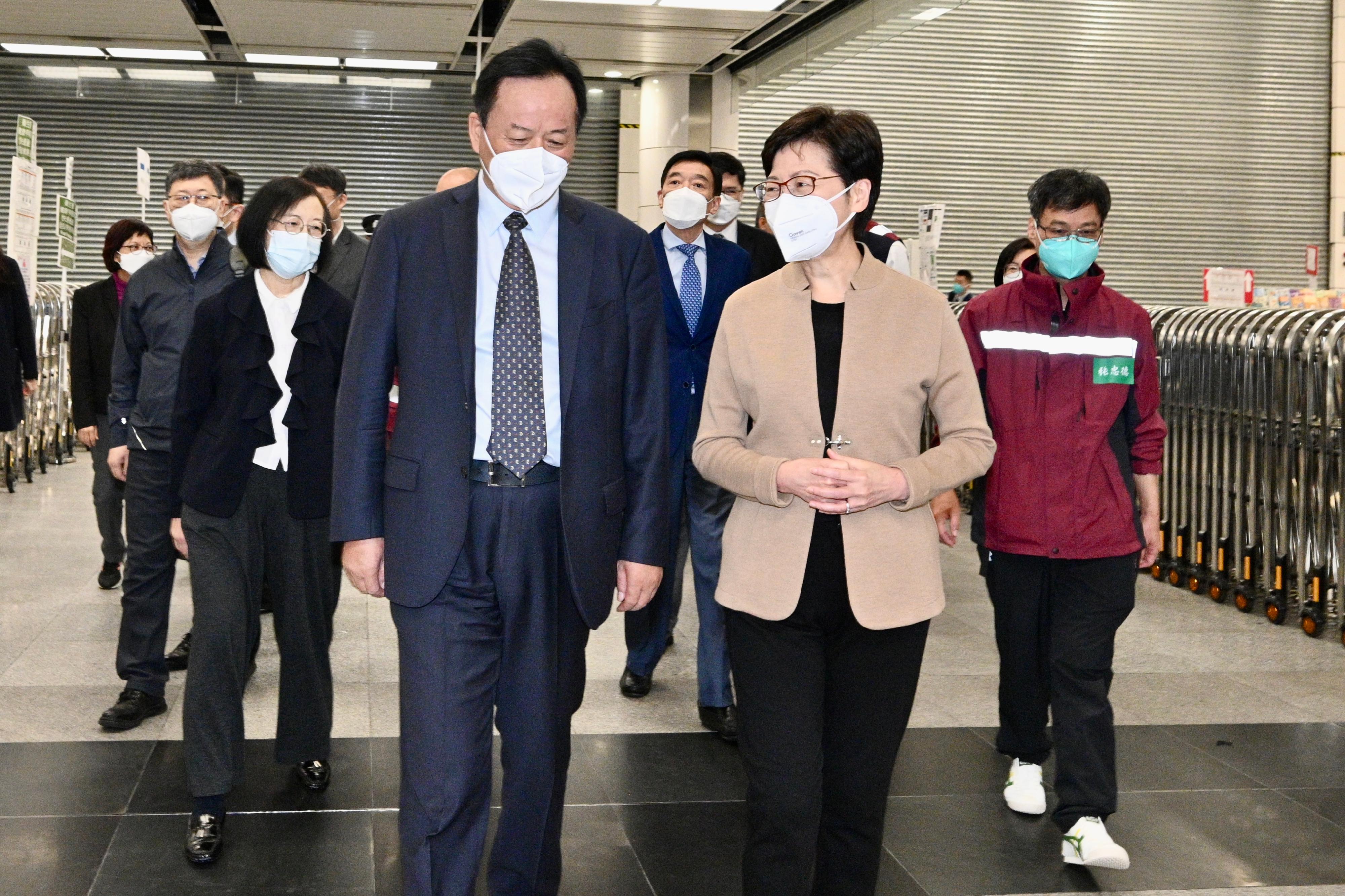 The Chief Executive, Mrs Carrie Lam, welcomed the Chinese medicine expert group at the Shenzhen Bay Port today (March 29). The experts were arranged by the Central Authorities to support the anti-epidemic work in Hong Kong. Photo shows Mrs Lam (front, right) chatting with the group leader, academician of the Chinese Academy of Sciences Mr Tong Xiaolin (front, left).