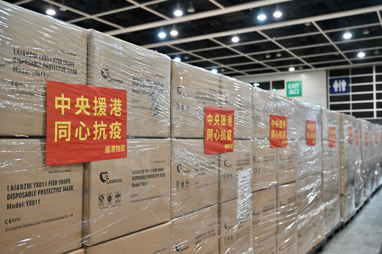 香港特別行政區政府正全力籌備「防疫服務包」的包裝和派發準備工作。圖示運抵香港的大量防疫抗疫物資。

