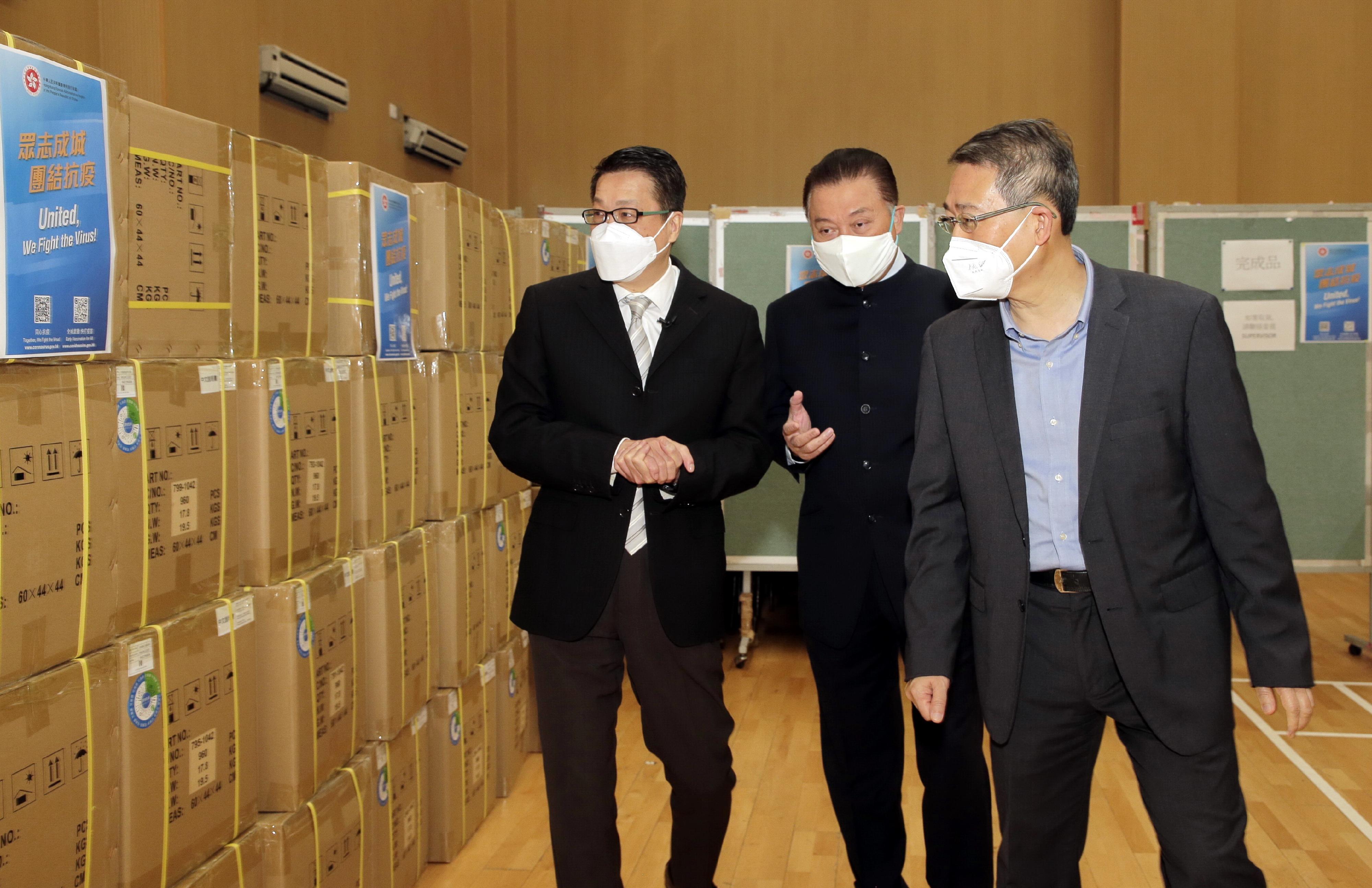 The Special Administrative Region Government is working at full steam on the preparation of packaging and distribution of anti-epidemic service bags. Photo shows the Acting Secretary for Home Affairs, Mr Jack Chan (left), accompanied by the District Officer (Eastern), Mr Simon Chan (right), and the Chief Convener of the Hong Kong Community Anti-Coronavirus Link, Dr Bunny Chan (centre), visiting a distribution centre of anti-epidemic service bags in Causeway Bay Community Centre today (March 29).