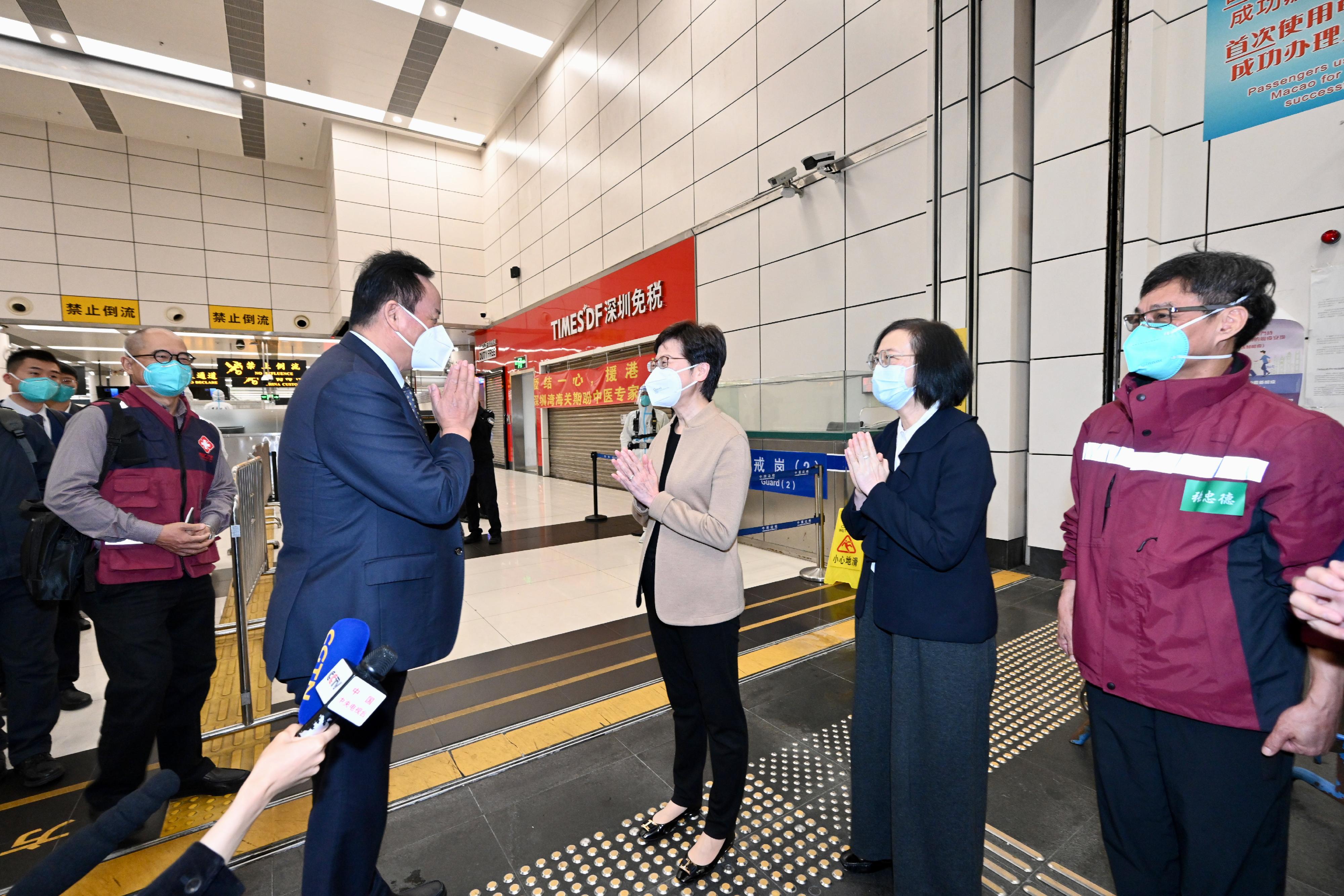 The Chief Executive, Mrs Carrie Lam, welcomed the Chinese medicine expert group at the Shenzhen Bay Port today (March 29). The experts were arranged by the Central Authorities to support the anti-epidemic work in Hong Kong. Photo shows Mrs Lam (third right) chatting with the group leader, academician of the Chinese Academy of Sciences Mr Tong Xiaolin (fourth right). Looking on are the Secretary for Food and Health, Professor Sophia Chan (second right), and the Vice-president of the Guangdong Provincial Hospital of Traditional Chinese Medicine, Mr Zhang Zhongde (first right).