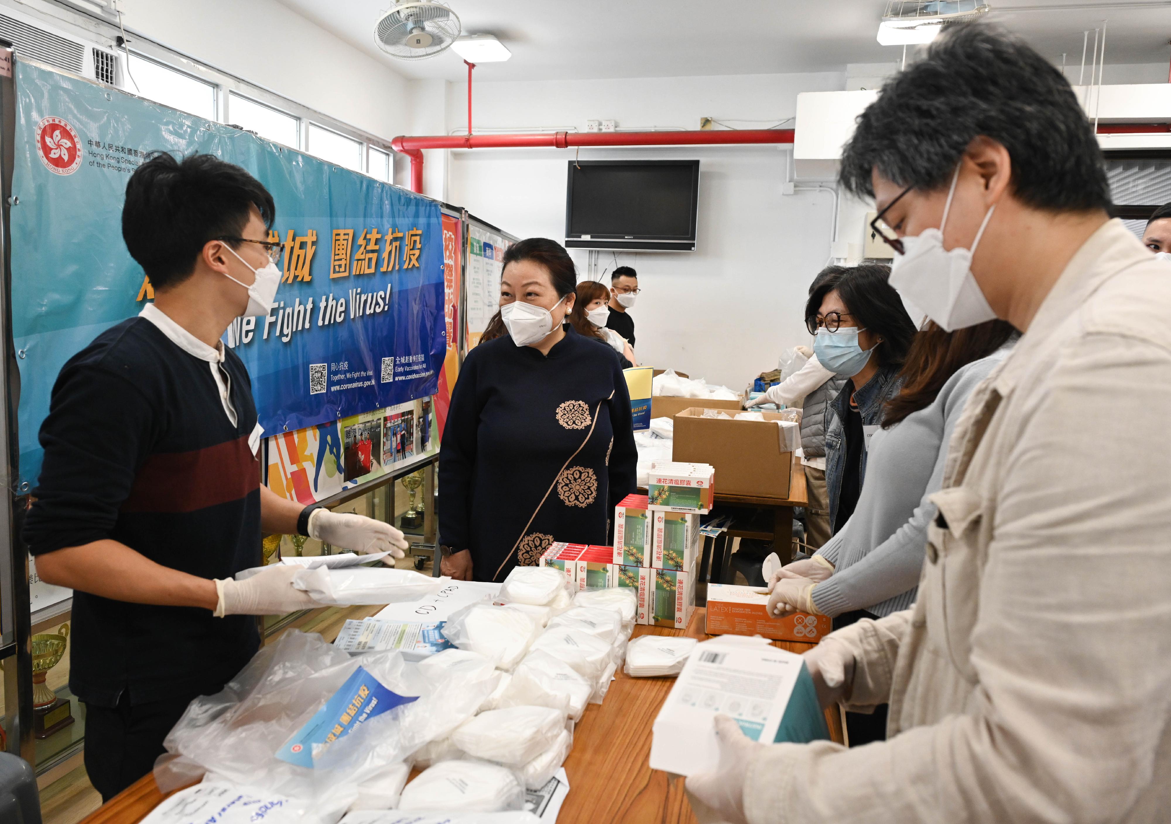 The Hong Kong Special Administrative Region Government is working at full steam on the preparation for packaging and distribution of anti-epidemic service bags. Photo shows the Secretary for Justice, Ms Teresa Cheng, SC (centre), visiting the Department of Justice's colleagues participating in the packaging work at the packaging centre for anti-epidemic service bags at Ho Lap College (sponsored by Sik Sik Yuen) in Wong Tai Sin today (March 30). She extended her gratitude and gave encouragement to all the staff members at the centre.