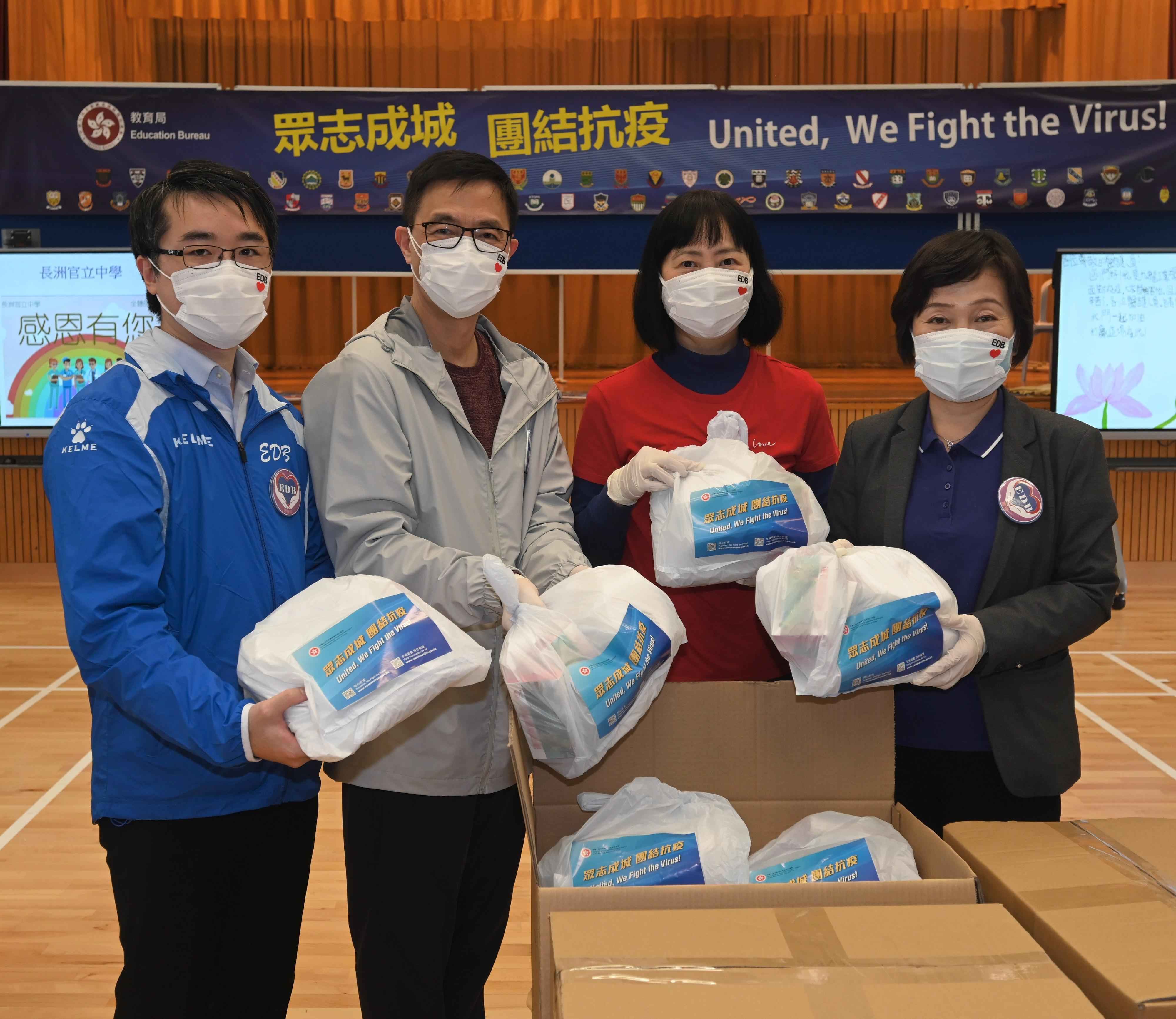 The Secretary for Education, Mr Kevin Yeung, visited a packaging centre for anti-epidemic service bags operated by staff members of the Education Bureau in Queen Elizabeth School today (March 30). Picture shows Mr Yeung (second left); the Permanent Secretary for Education, Ms Michelle Li (second right); the Under Secretary for Education, Dr Christine Choi (first right); and the Political Assistant to the Secretary for Education, Mr Jeff Sze (first left), taking part in the work.
