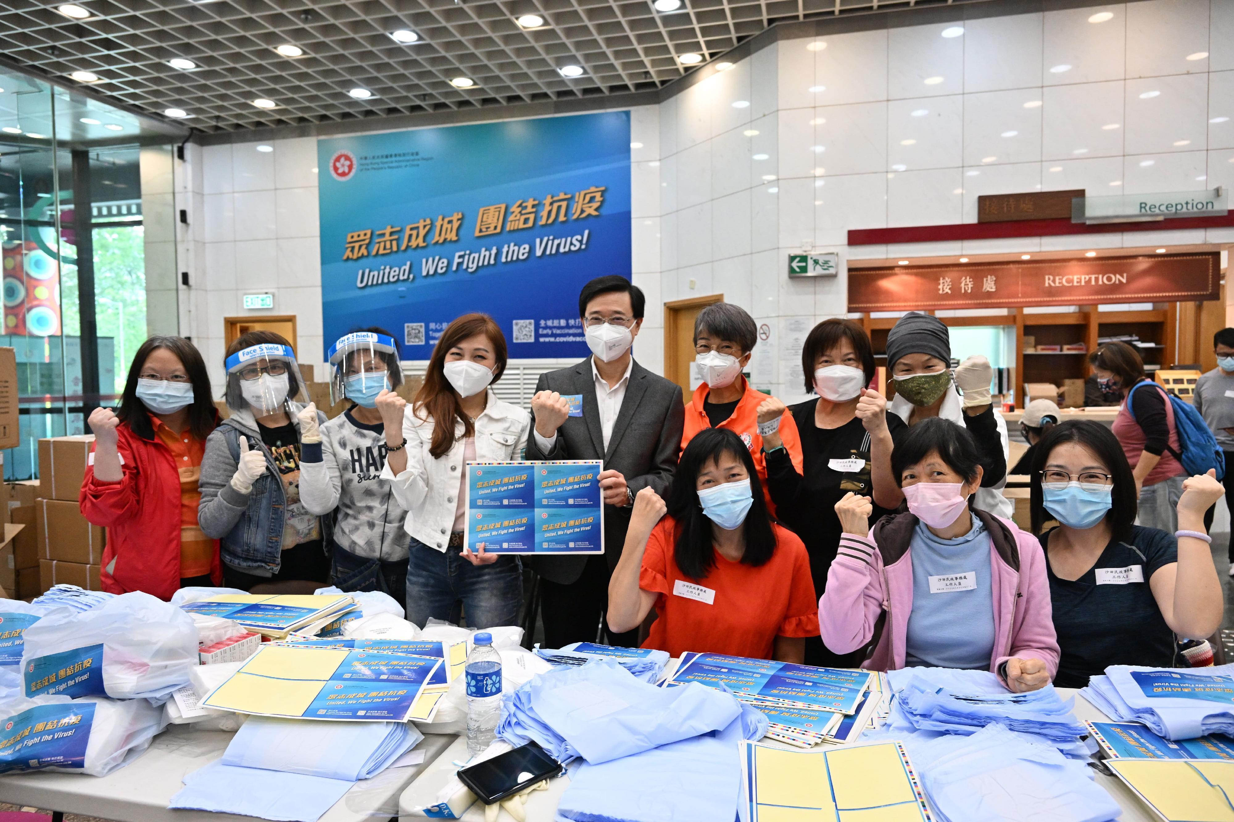 The Chief Secretary for Administration, Mr John Lee, today (March 30) visited the anti-epidemic service bag packaging centres located at Lai Kok Community Hall in Sham Shui Po and the Hong Kong Heritage Museum in Sha Tin to show his support for civil service colleagues and volunteers from different sectors of the community. Photo shows Mr Lee (back row, fifth left) and volunteers from different sectors of the community at the anti-epidemic service bag packaging centre located at the Hong Kong Heritage Museum.