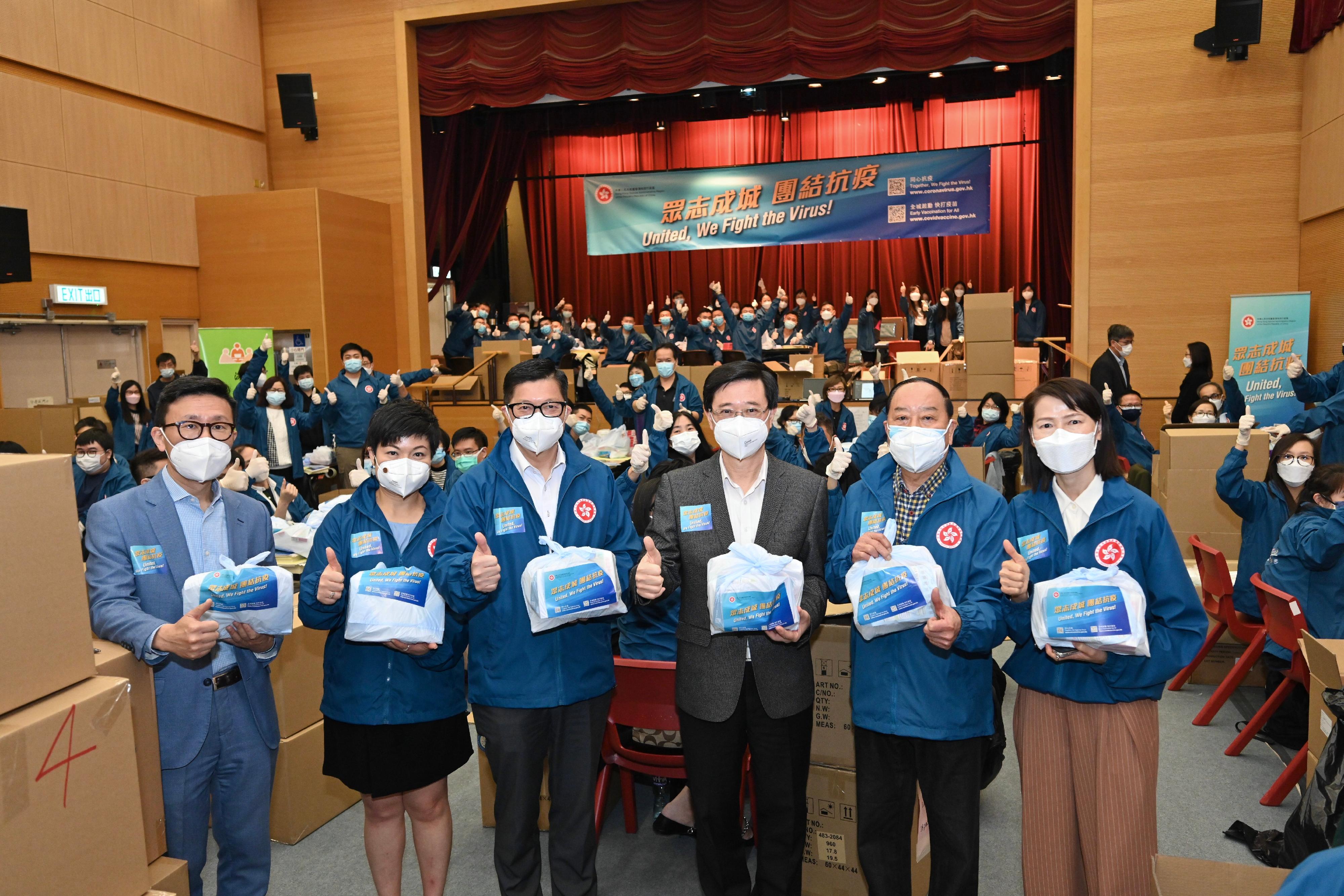 The Chief Secretary for Administration, Mr John Lee, today (March 30) visited the anti-epidemic service bag packaging centres located at Lai Kok Community Hall in Sham Shui Po and the Hong Kong Heritage Museum in Sha Tin to show his support for civil service colleagues and volunteers from different sectors of the community. Photo shows Mr Lee (third right); the Secretary for Security, Mr Tang Ping-keung (fourth right); and other staff members at the anti-epidemic service bag packaging centre located at Lai Kok Community Hall.