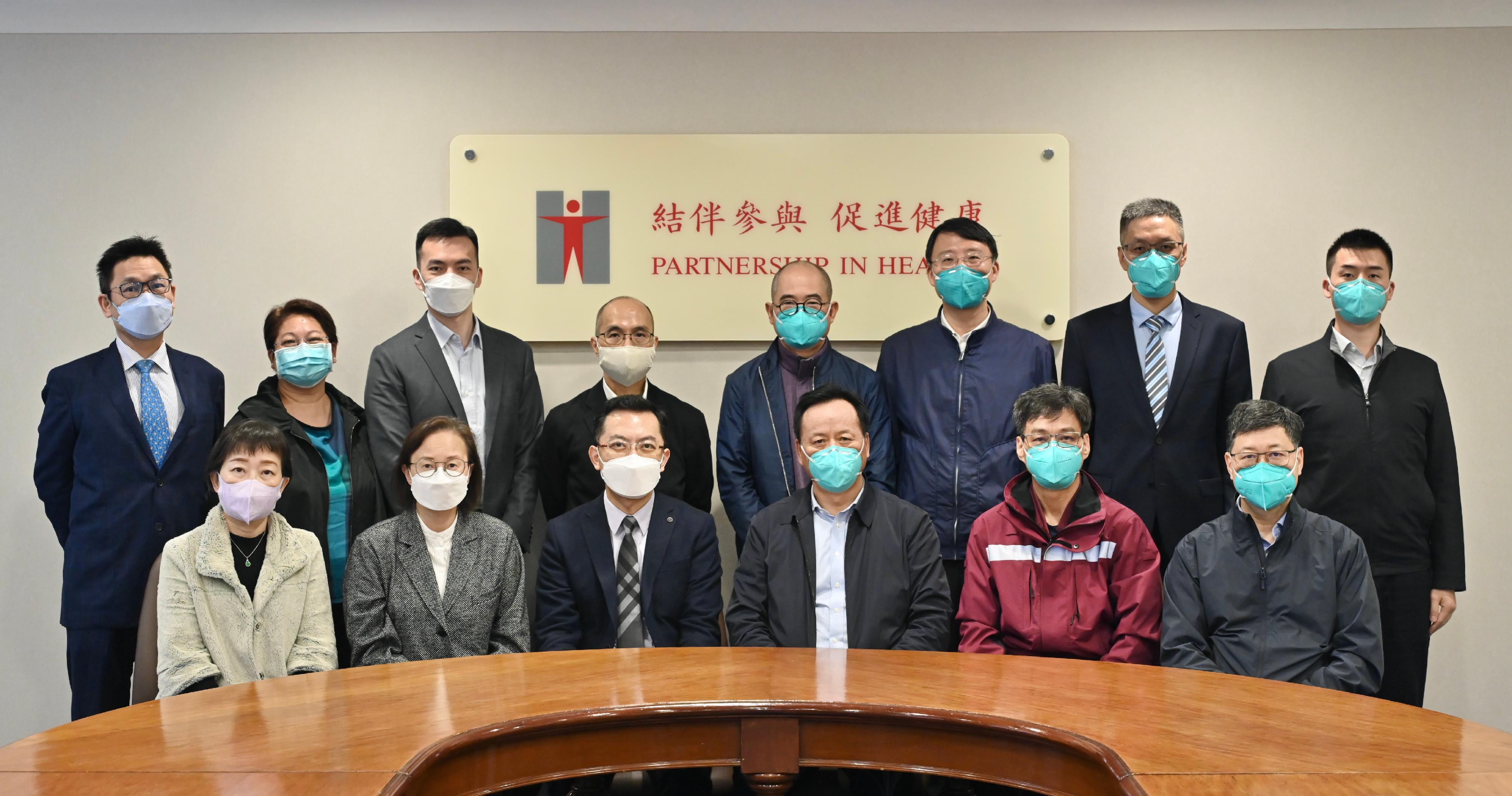 The Director of Health, Dr Ronald Lam (third left, front row) holds a meeting with the Leader of the Mainland Chinese medicine expert group of the Central Authorities, Mr Tong Xiaolin (third right, front row) and other group members this morning (March 30) to get a better grasp of the latest epidemic development and situation in Hong Kong. Photo shows participants taking group picture after the meeting.