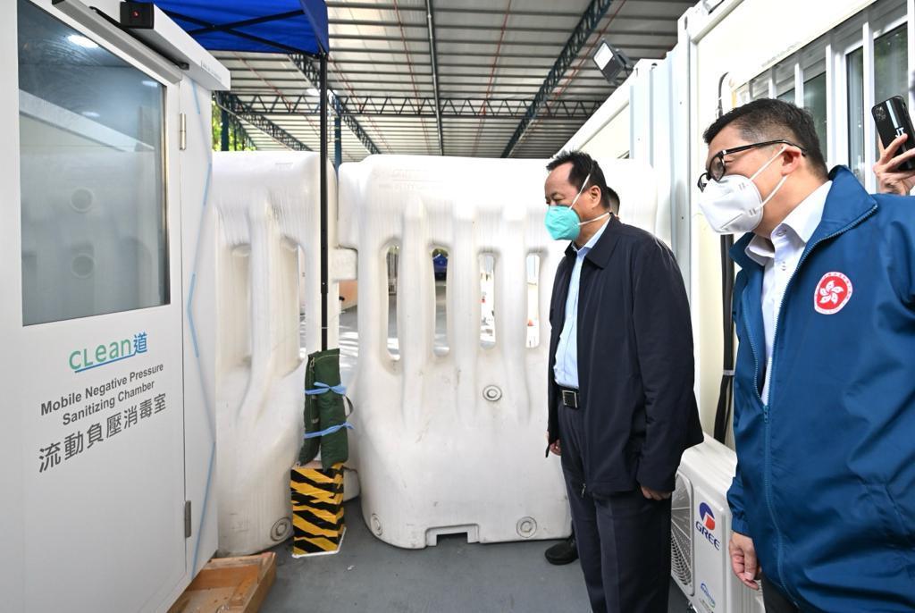 The expert group led by the Leader of the Mainland Chinese medicine expert group of the Central Authorities, Mr Tong Xiaolin, today (March 30) visited the community isolation facility in Hung Shui Kiu, Yuen Long. Photo shows Mr Tong (left), accompanied by the Secretary for Security, Mr Tang Ping-keung (right), inspecting the Mobile Negative Pressure Sanitising Chamber in the community isolation facility.