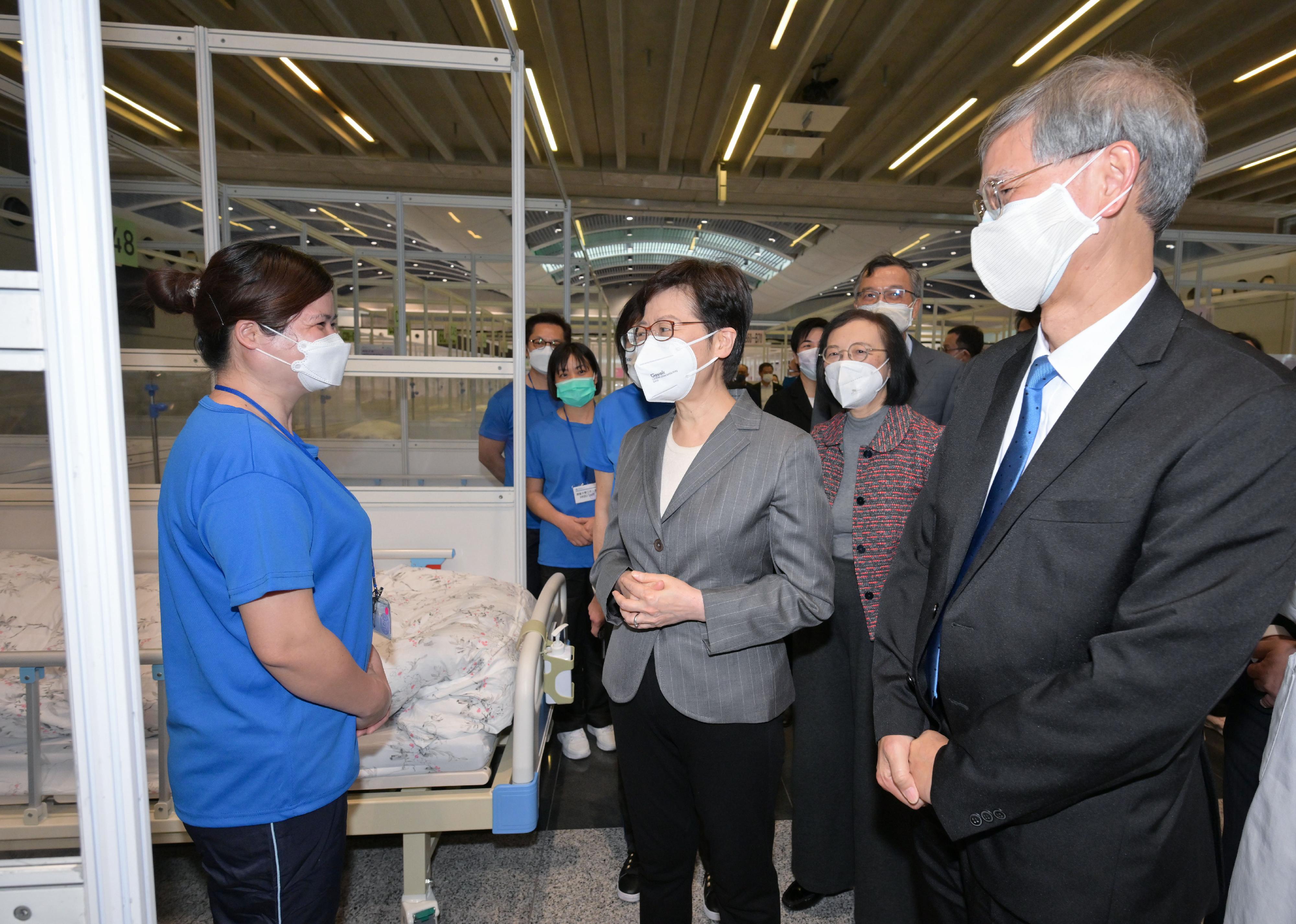 The Chief Executive, Mrs Carrie Lam, visited the Kai Tak Holding Centre today (March 30). Photo shows Mrs Lam (second left) chatting with a staff member at the centre. Looking on are the Secretary for Labour and Welfare, Dr Law Chi-kwong (first right), and the Secretary for Food and Health, Professor Sophia Chan (second right).
