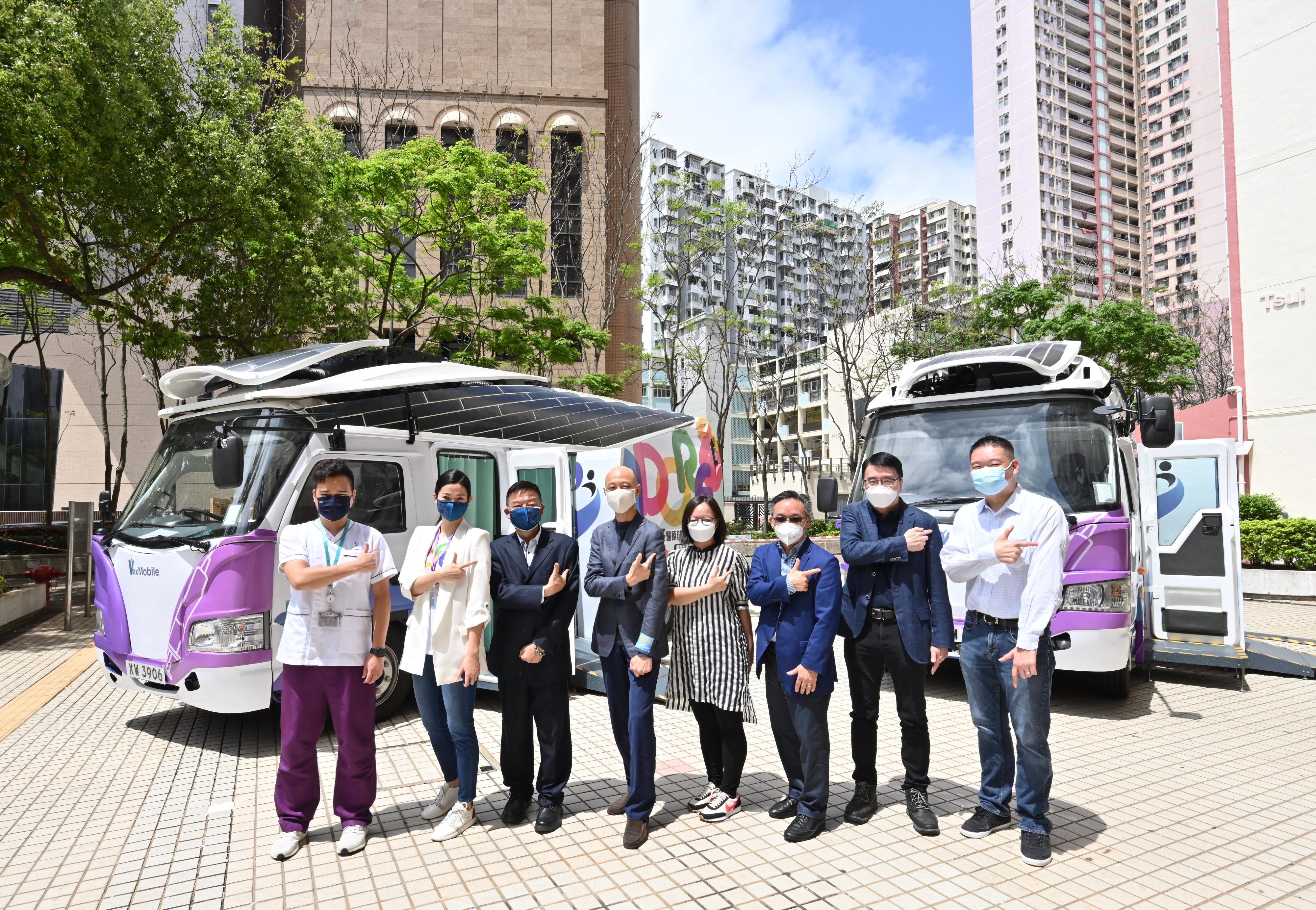 The Secretary for the Environment, Mr Wong Kam-sing, today (March 31) visited Tsui Ping Estate, Kwun Tong, to view the COVID-19 Mobile Vaccination Station (MVS) (Station No. 4) which operates in the form of an electric vaccination vehicle. Picture shows Mr Wong (fourth left); the Assistant Director of Environmental Protection (Air Policy), Dr Kenneth Leung (third right); the Chief Innovation Officer of the Hong Kong Productivity Council (HKPC) and the Chief Executive Officer of the Automotive Platforms and Application Systems R&D Centre (APAS) of the HKPC, Dr Lawrence Cheung (second right); the General Manager of the APAS of the HKPC, Mr Allan Lai (first right); and a representative of the medical team of the MVS, showing their support for the COVID-19 Vaccination Programme.