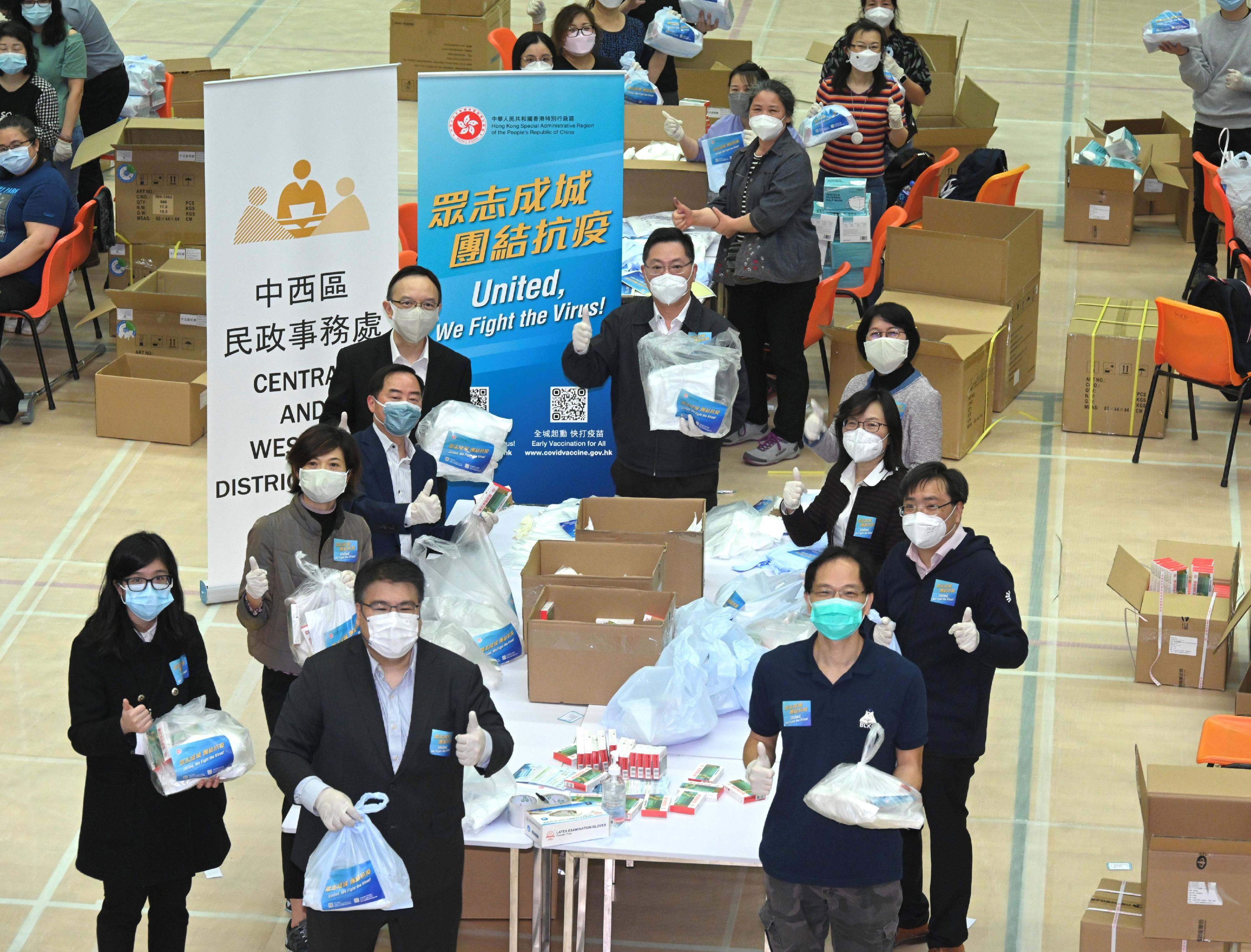 The Secretary for Innovation and Technology, Mr Alfred Sit (centre), visits the anti-epidemic service bag packaging centre at the Hong Kong Park Sports Centre today (March 31) to join the packaging work and show his support for colleagues from the Innovation and Technology Bureau (ITB) and departments under its purview. Looking on are the Permanent Secretary for Innovation and Technology, Ms Annie Choi (fourth right); the Government Chief Information Officer, Mr Victor Lam (fourth left); the Commissioner for Innovation and Technology, Ms Rebecca Pun (third right); and the Commissioner for Efficiency, Mr Ivan Lee (second right). 