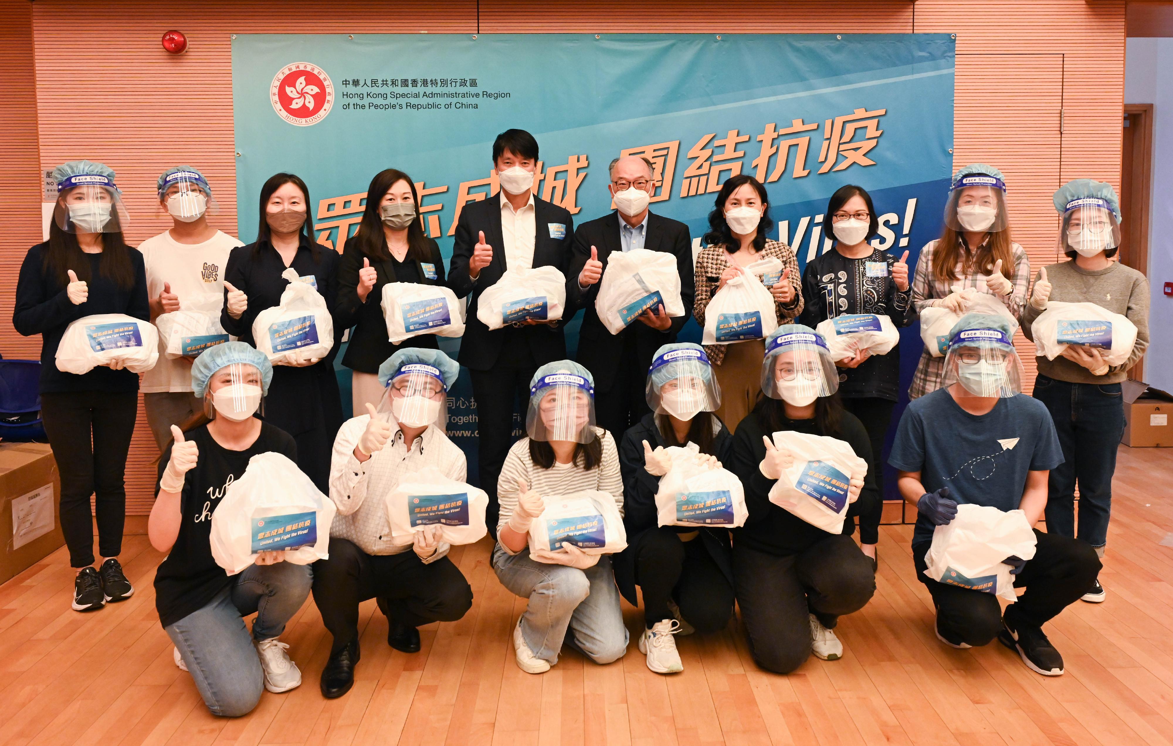 The Secretary for Transport and Housing, Mr Frank Chan Fan, today (March 31) joined colleagues from the Transport and Housing Bureau and departments under its purview to pack anti-epidemic service bags at Lohas Park Community Hall, Sai Kung. Photo shows Mr Chan (back row, fifth right); the Permanent Secretary for Transport and Housing (Transport), Ms Mable Chan (back row, fourth right); the Director of Highways, Mr Jimmy Chan (back row, fifth left); the Director of Marine, Ms Carol Yuen (back row, third right); the Deputy Secretary for Transport and Housing (Transport), Mrs Sharon Yip (back row, fourth left); and Deputy Director-General of Civil Aviation Miss Linda So (back row, third left) with colleagues at the centre.